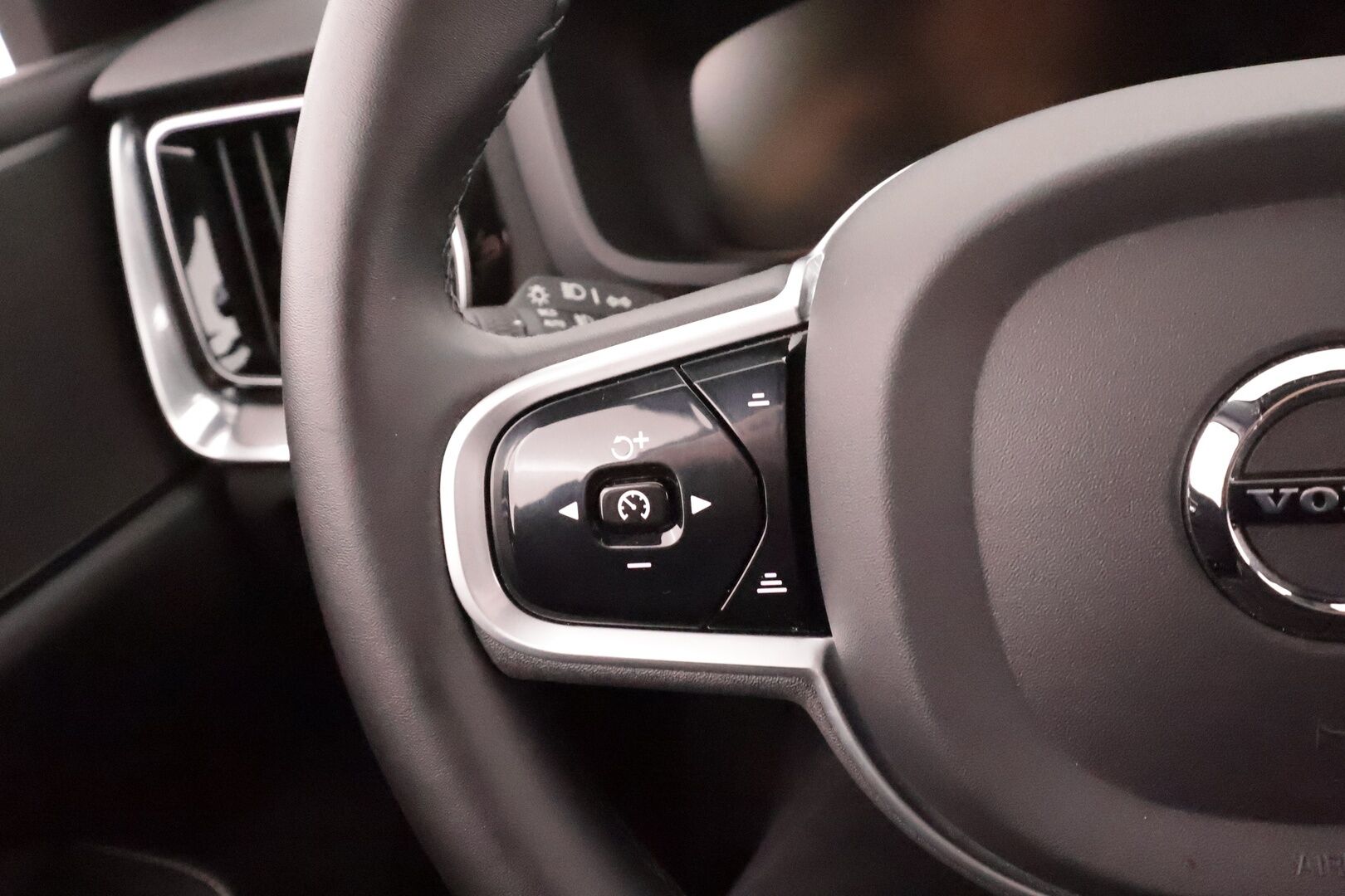 Volvo S60 2022 T8 AWD Long Range High Performance R-Design Edition aut * ACC / P.kamera / LED / Navi / Muistipenkki / KeylessGo * - 1.Om Suomi-auto / Kahdet renkaat aluvanteilla / Akku kuntotarkastettu SOH 98,5%