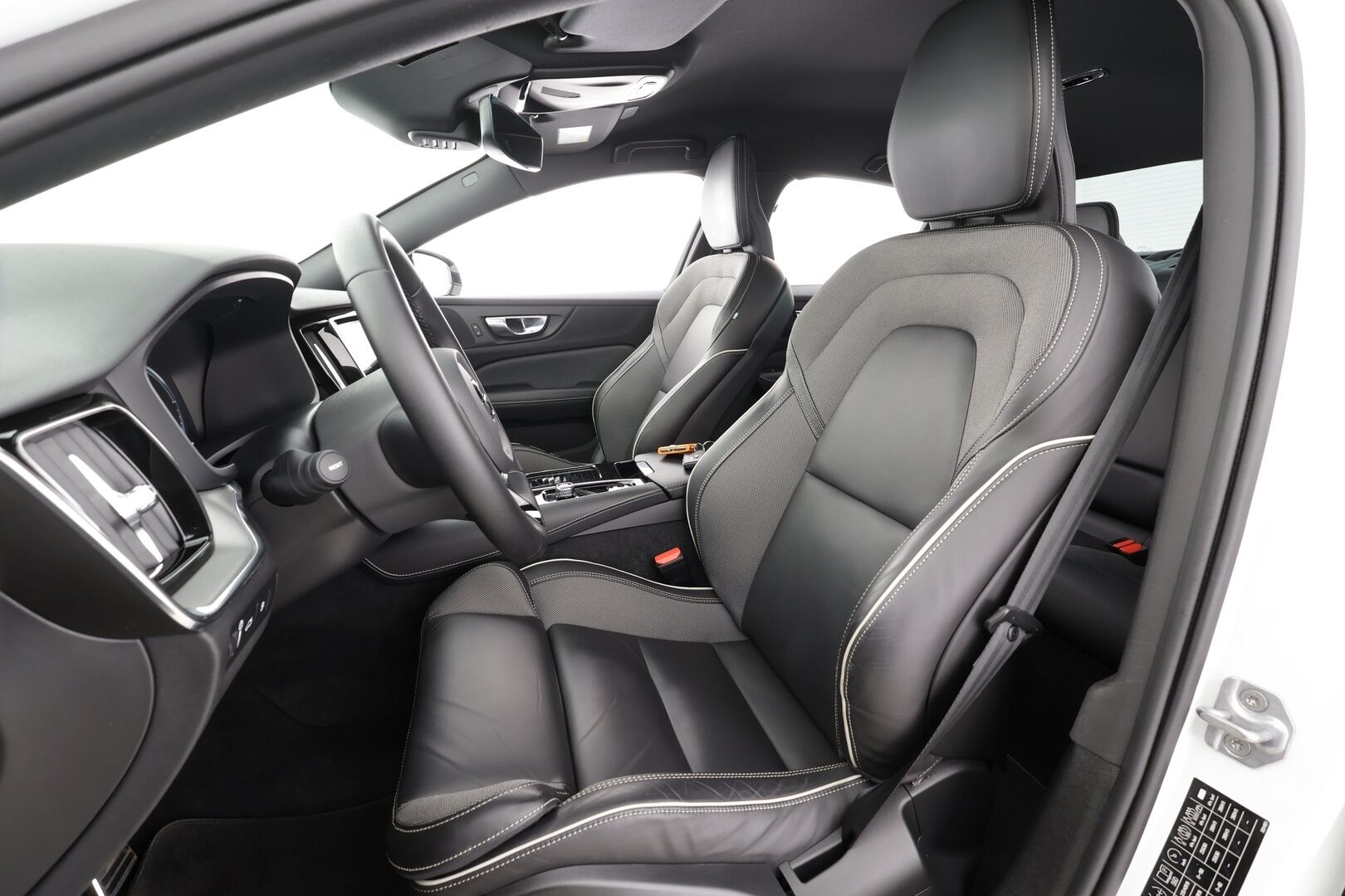 Volvo S60 2022 T8 AWD Long Range High Performance R-Design Edition aut * ACC / P.kamera / LED / Navi / Muistipenkki / KeylessGo * - 1.Om Suomi-auto / Kahdet renkaat aluvanteilla / Akku kuntotarkastettu SOH 98,5%