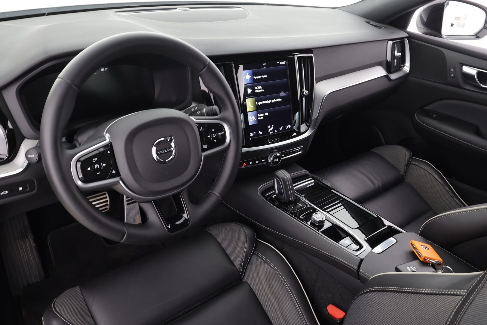 Volvo S60 2022 T8 AWD Long Range High Performance R-Design Edition aut * ACC / P.kamera / LED / Navi / Muistipenkki / KeylessGo * - 1.Om Suomi-auto / Kahdet renkaat aluvanteilla / Akku kuntotarkastettu SOH 98,5%