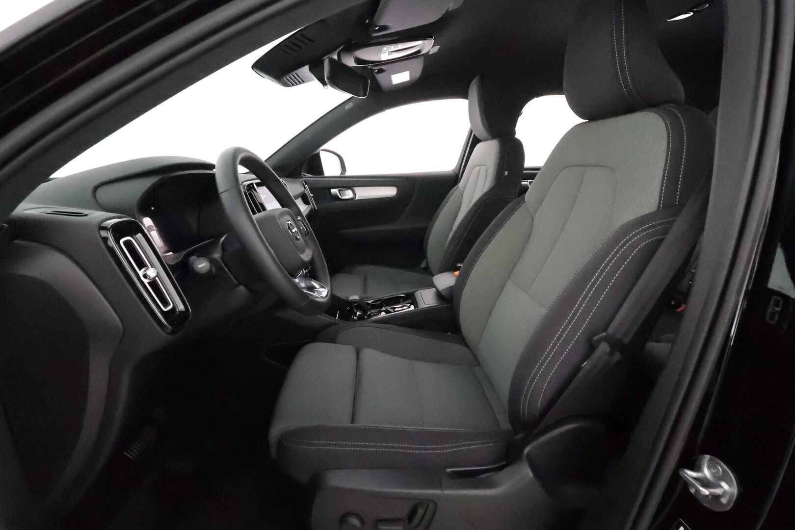 Volvo XC40 2023 B3 MHEV Business Plus Bright DCT aut **Adapt.vakkari / Webasto / Koukku / Pixel LED / Facelift / Navi** - 3,99 % KORKOTARJOUS TÄHÄN AUTOON - 1.Om Suomi-auto / Merkkihuollettu / Kahdet renkaat aluvanteilla / Sähköpenkit, kuskin muistilla / Penkinlämmittimet takana