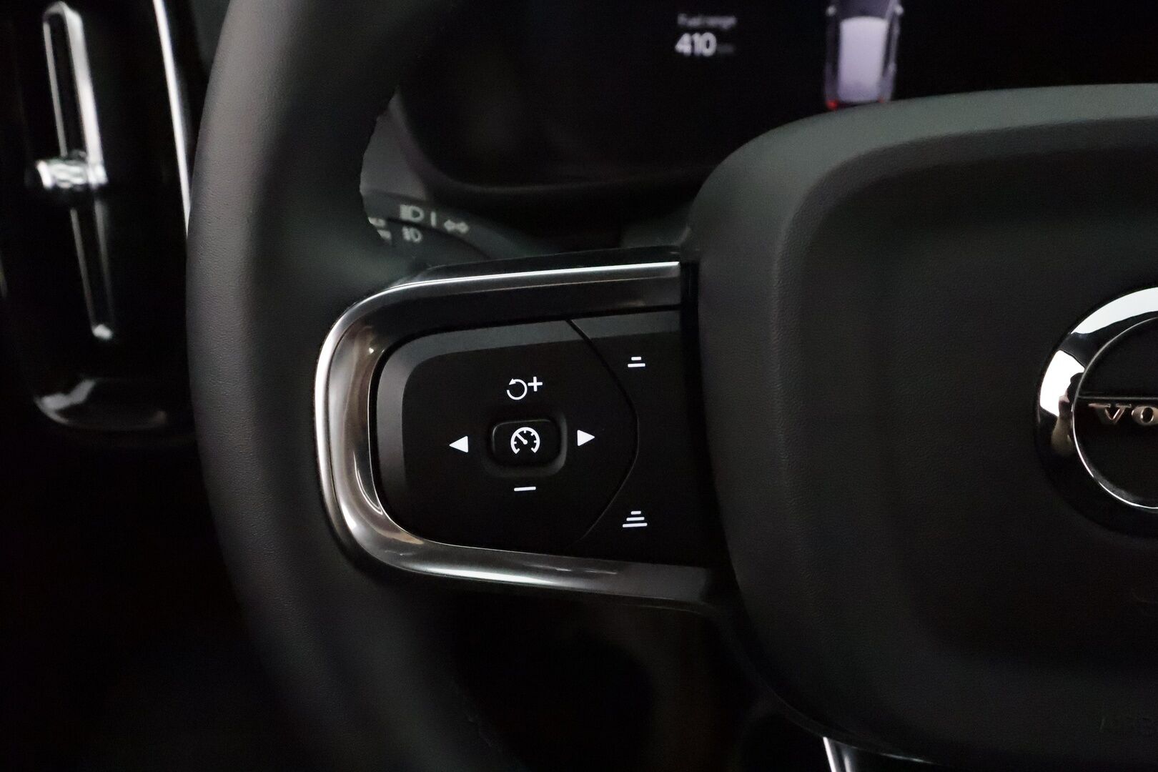 Volvo XC40 2023 B3 MHEV Business Plus Bright DCT aut **Adapt.vakkari / Webasto / Koukku / Pixel LED / Facelift / Navi** - 3,99 % KORKOTARJOUS TÄHÄN AUTOON - 1.Om Suomi-auto / Merkkihuollettu / Kahdet renkaat aluvanteilla / Sähköpenkit, kuskin muistilla / Penkinlämmittimet takana