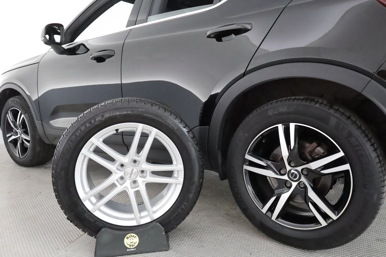 Volvo XC40 2023 B3 MHEV Business Plus Bright DCT aut **Adapt.vakkari / Webasto / Koukku / Pixel LED / Facelift / Navi** - 3,99 % KORKOTARJOUS TÄHÄN AUTOON - 1.Om Suomi-auto / Merkkihuollettu / Kahdet renkaat aluvanteilla / Sähköpenkit, kuskin muistilla / Penkinlämmittimet takana