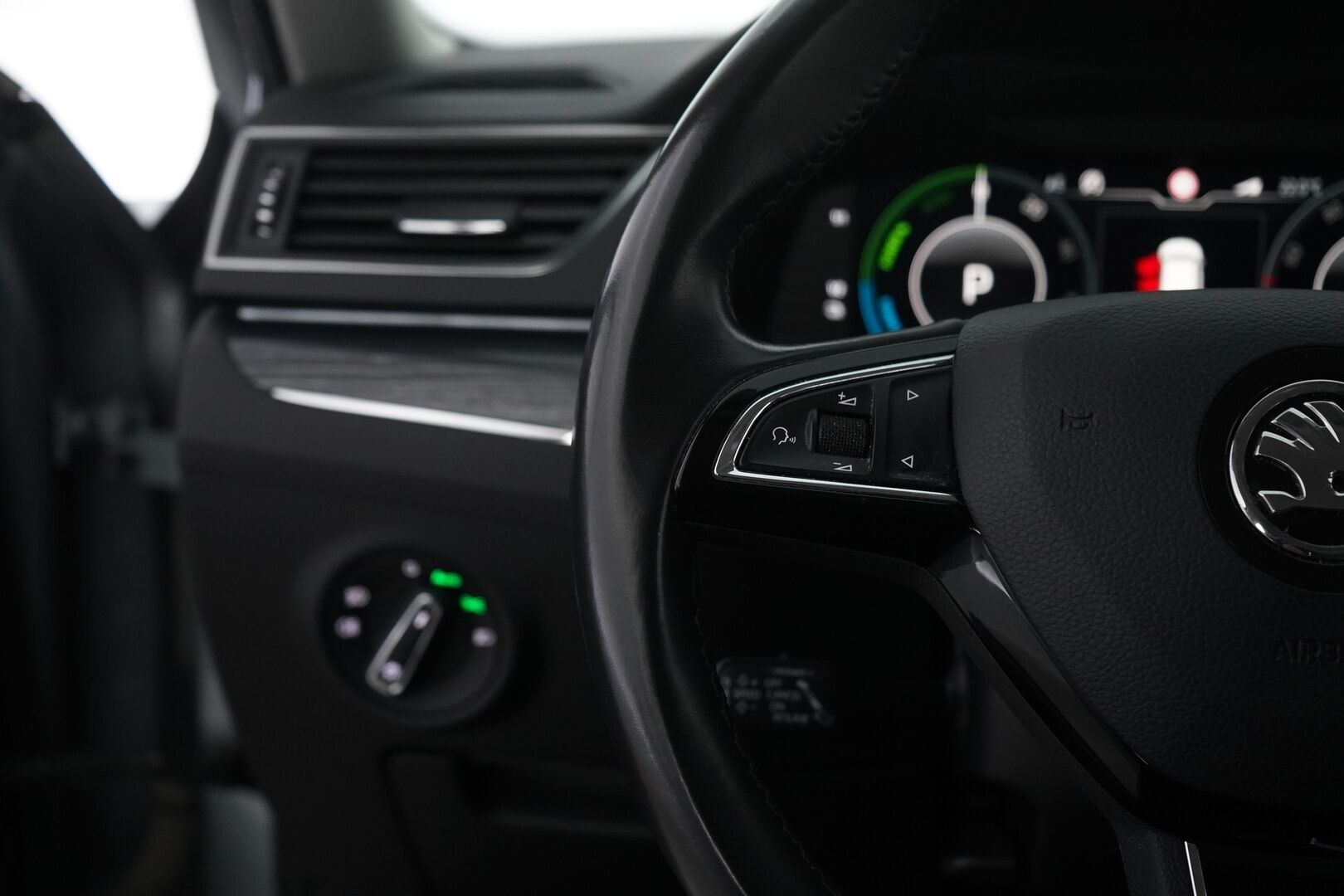 Skoda Superb 2020 Combi 1,4 TSI PHEV Style iV DSG Autom * ACC / 360 Kamera / Skoda Crystal Lighting /  Digimittaristo / KeyLess * - Kahdet renkaat / Viimeisin huolto 6 / 25 / Super varusteet!
