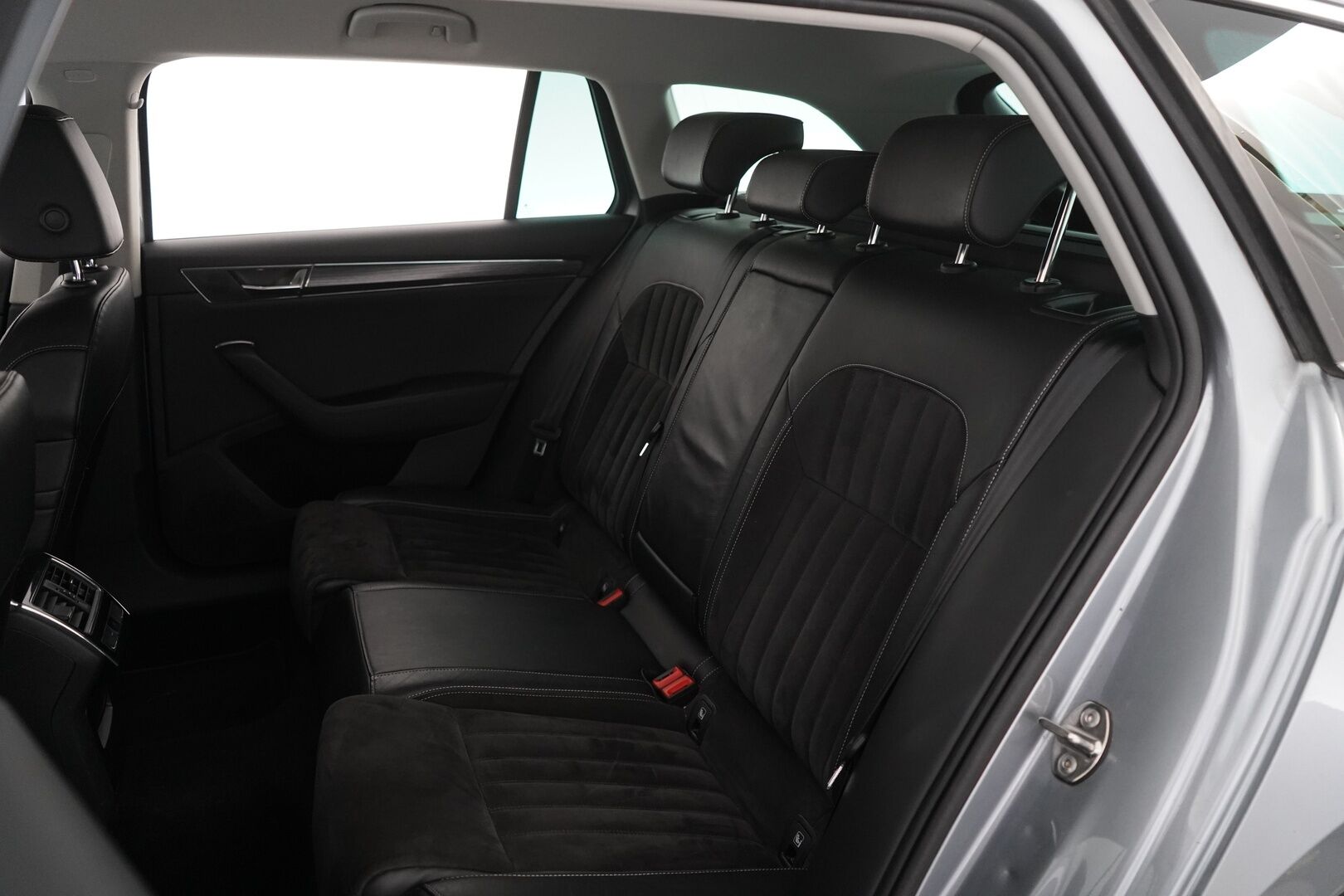 Skoda Superb 2020 Combi 1,4 TSI PHEV Style iV DSG Autom * ACC / 360 Kamera / Skoda Crystal Lighting /  Digimittaristo / KeyLess * - Kahdet renkaat / Viimeisin huolto 6 / 25 / Super varusteet!