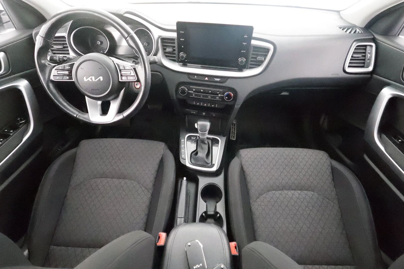 Kia Ceed 2022 1,0 T-GDI Mild-Hybrid 120hv LX SW DCT - | Koukku | P.Kamera | LED | Sisätilanlämmitin | Kaistavahti | Lämmitettävä ohjauspyörä | Apple & Android | Facelift | Kahdet renkaat | Suomi-auto | Merkkihuollot | 