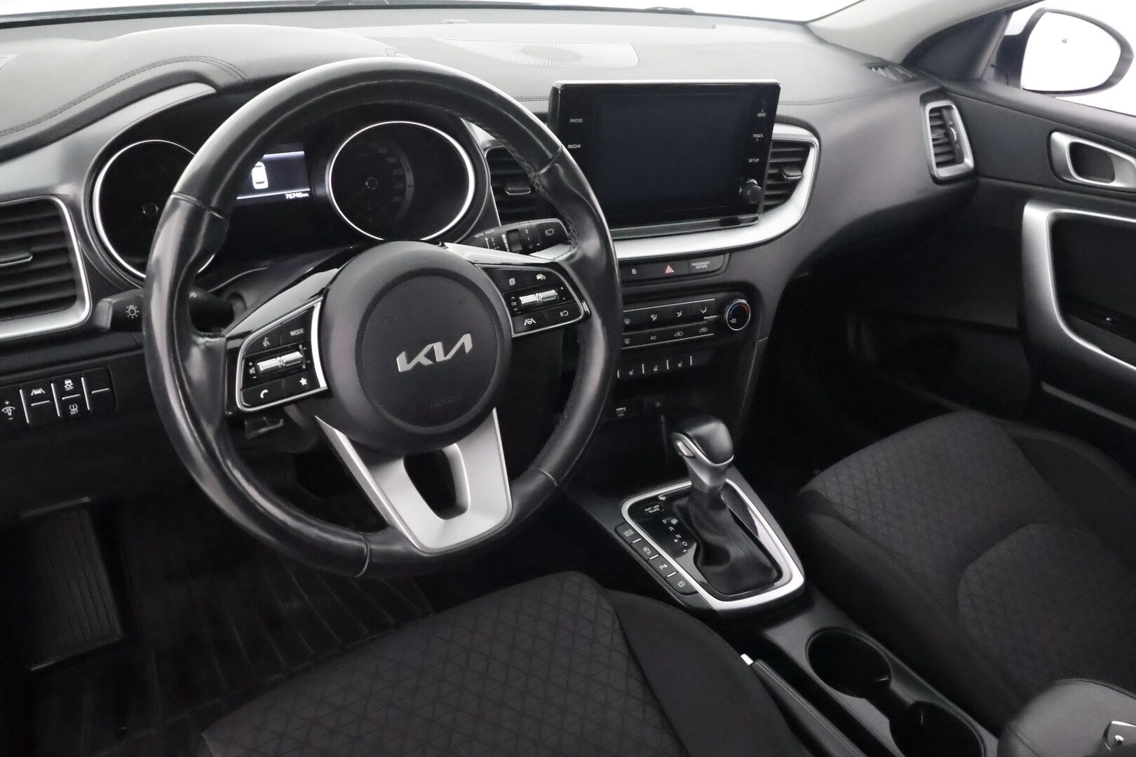Kia Ceed 2022 1,0 T-GDI Mild-Hybrid 120hv LX SW DCT - | Koukku | P.Kamera | LED | Sisätilanlämmitin | Kaistavahti | Lämmitettävä ohjauspyörä | Apple & Android | Facelift | Kahdet renkaat | Suomi-auto | Merkkihuollot | 