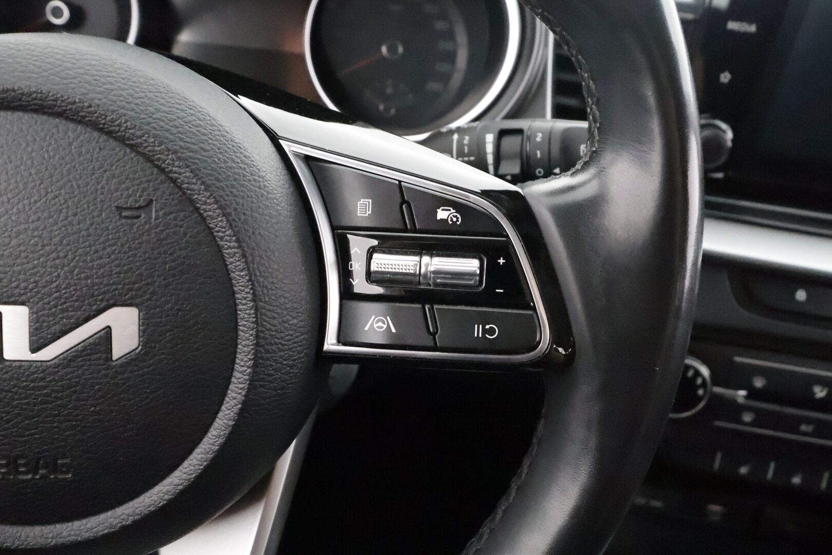 Kia Ceed 2022 1,0 T-GDI Mild-Hybrid 120hv LX SW DCT - | Koukku | P.Kamera | LED | Sisätilanlämmitin | Kaistavahti | Lämmitettävä ohjauspyörä | Apple & Android | Facelift | Kahdet renkaat | Suomi-auto | Merkkihuollot | 