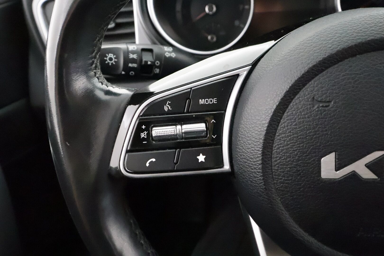 Kia Ceed 2022 1,0 T-GDI Mild-Hybrid 120hv LX SW DCT - | Koukku | P.Kamera | LED | Sisätilanlämmitin | Kaistavahti | Lämmitettävä ohjauspyörä | Apple & Android | Facelift | Kahdet renkaat | Suomi-auto | Merkkihuollot | 