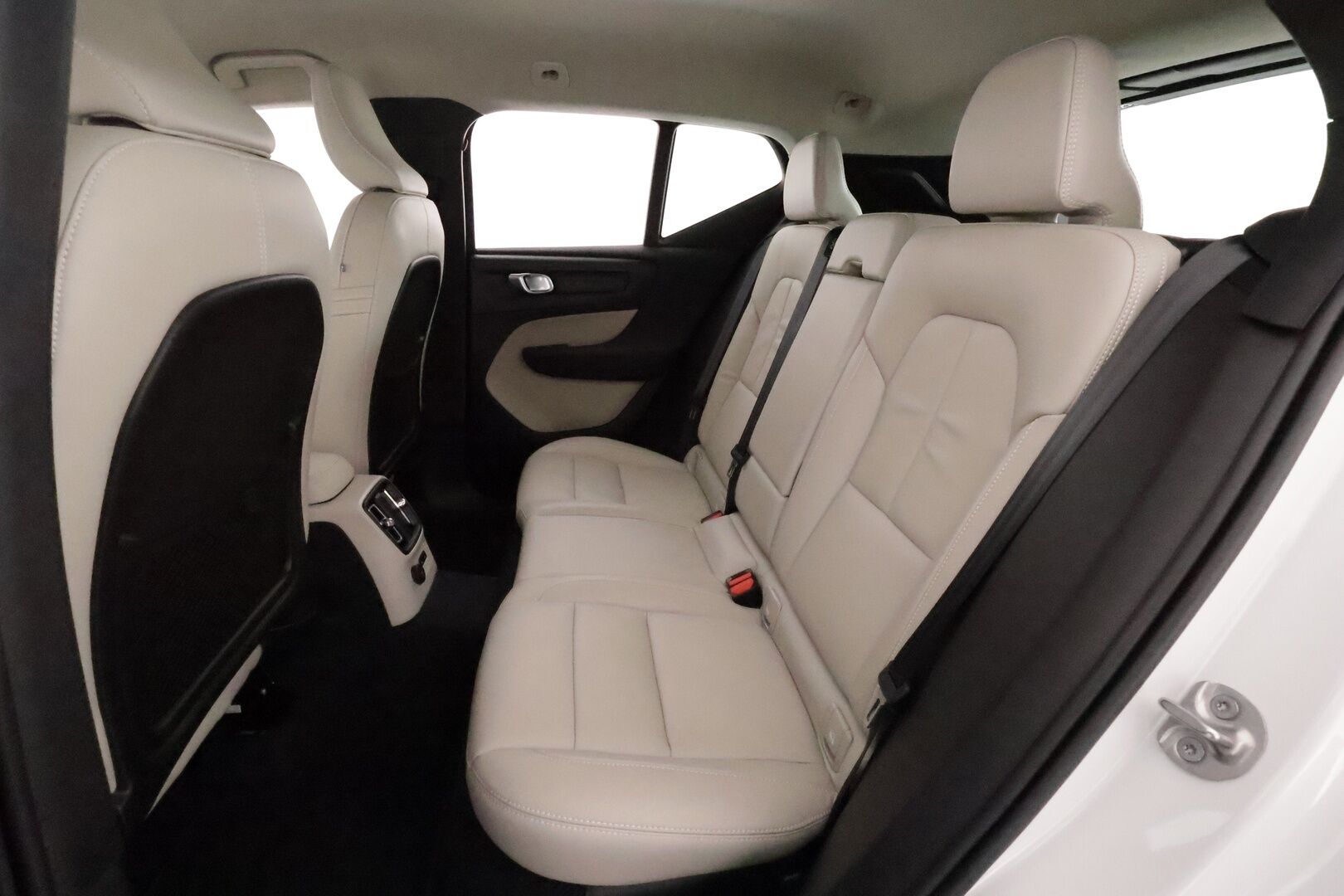 Volvo XC40 2023 T4 TwE Plus Bright aut **ACC / LED / P.kamera / Sporttipenkki Muistilla / Navi / Kaistavahti / KeylessGO** - 3,99 % KORKOTARJOUS TÄHÄN AUTOON 14.9. ASTI! - 1-om Suomi-auto / Kahdet Renkaat / Merkkihuollettu!