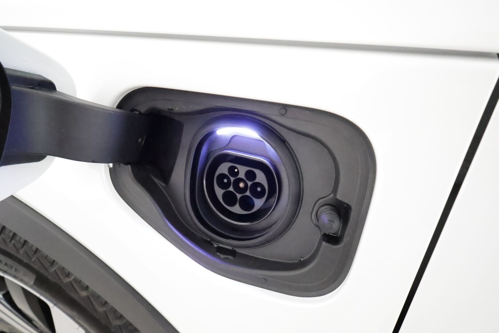 Volvo XC40 2023 T4 TwE Plus Bright aut **ACC / LED / P.kamera / Sporttipenkki Muistilla / Navi / Kaistavahti / KeylessGO** - 3,99 % KORKOTARJOUS TÄHÄN AUTOON 14.9. ASTI! - 1-om Suomi-auto / Kahdet Renkaat / Merkkihuollettu!