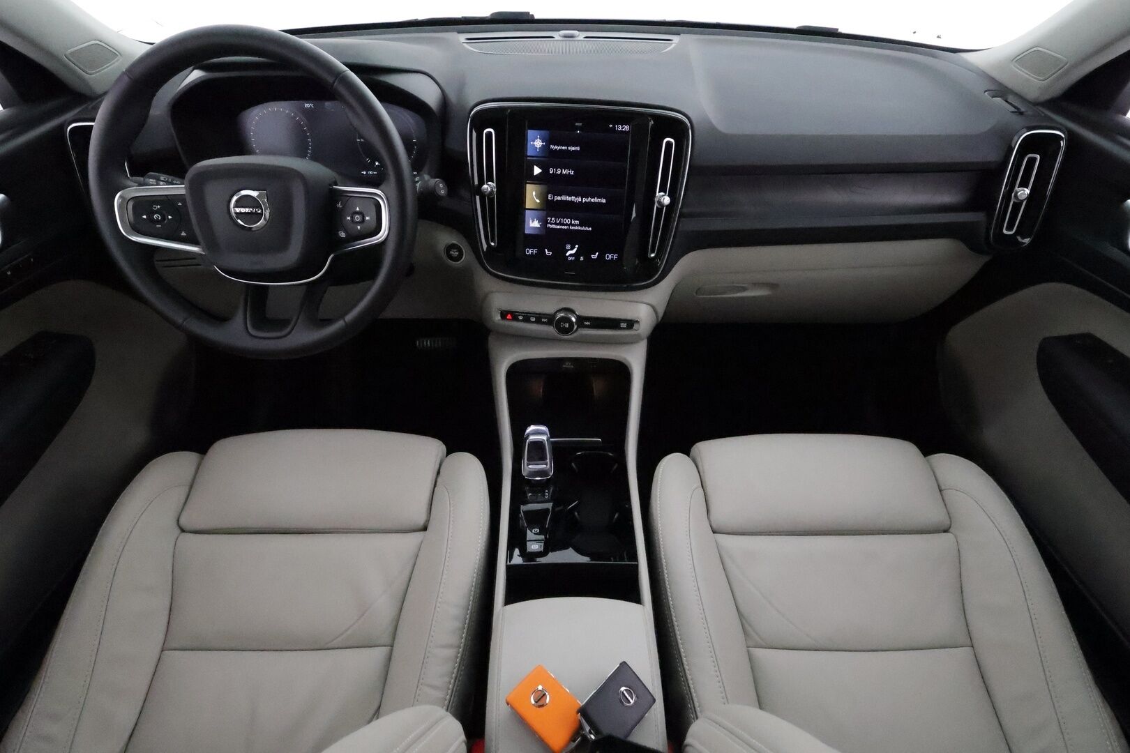 Volvo XC40 2023 T4 TwE Plus Bright aut **ACC / LED / P.kamera / Sporttipenkki Muistilla / Navi / Kaistavahti / KeylessGO** - 3,99 % KORKOTARJOUS TÄHÄN AUTOON 14.9. ASTI! - 1-om Suomi-auto / Kahdet Renkaat / Merkkihuollettu!
