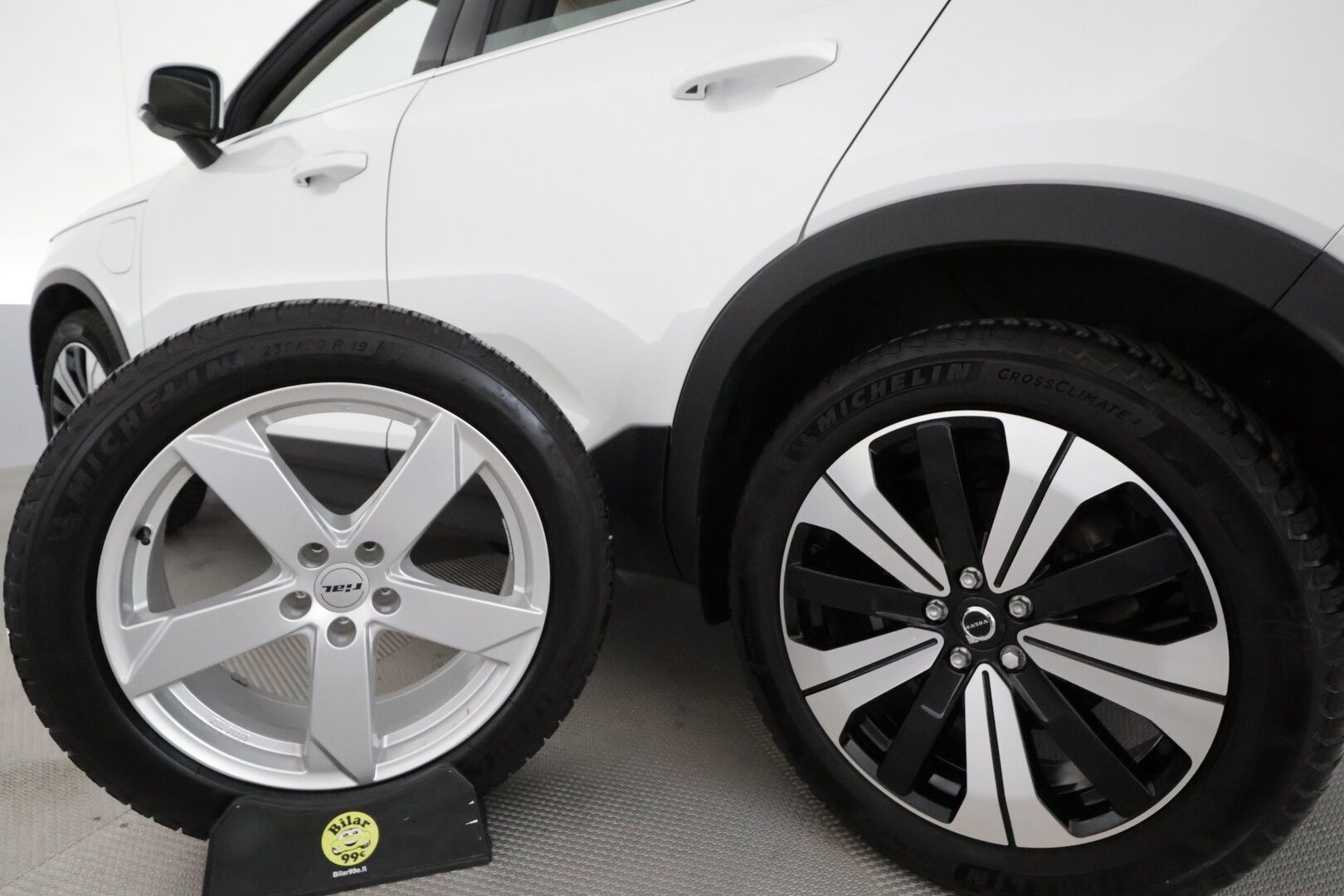Volvo XC40 2023 T4 TwE Plus Bright aut **ACC / LED / P.kamera / Sporttipenkki Muistilla / Navi / Kaistavahti / KeylessGO** - 3,99 % KORKOTARJOUS TÄHÄN AUTOON 14.9. ASTI! - 1-om Suomi-auto / Kahdet Renkaat / Merkkihuollettu!