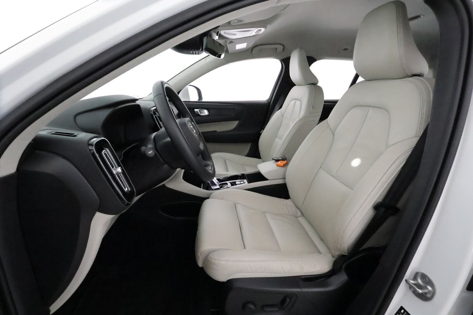 Volvo XC40 2023 T4 TwE Plus Bright aut **ACC / LED / P.kamera / Sporttipenkki Muistilla / Navi / Kaistavahti / KeylessGO** - 3,99 % KORKOTARJOUS TÄHÄN AUTOON 14.9. ASTI! - 1-om Suomi-auto / Kahdet Renkaat / Merkkihuollettu!
