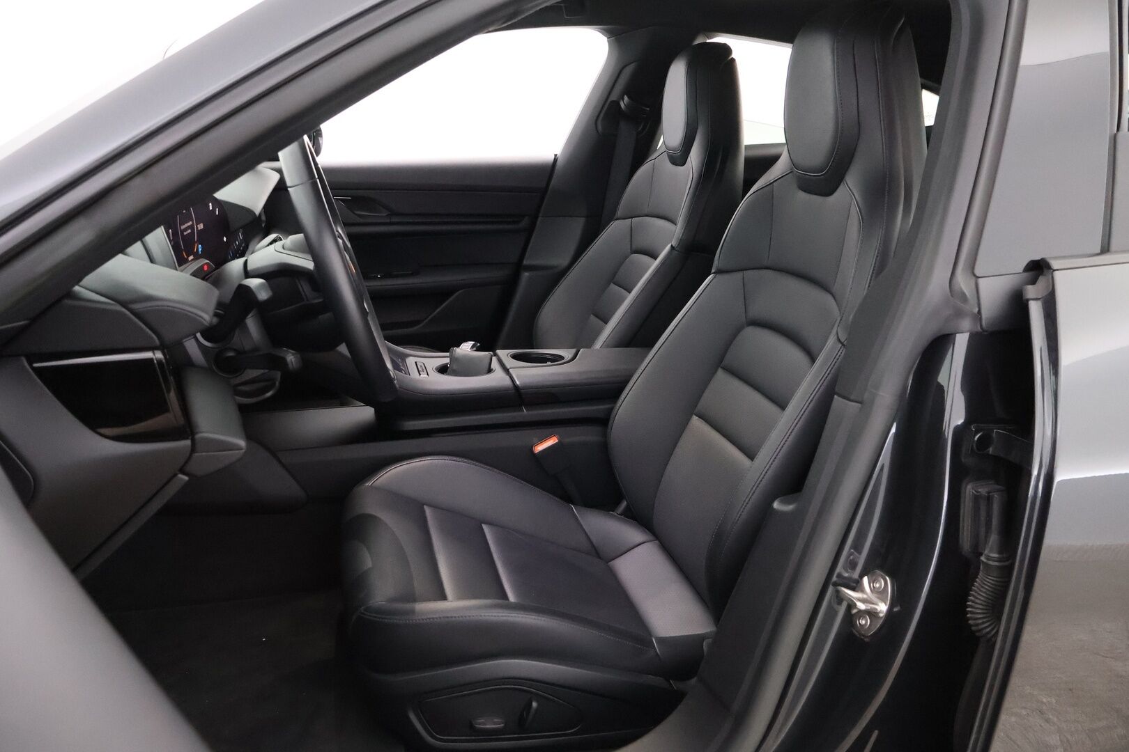 Porsche Taycan 2023 Basic - 2,99 % KORKOTARJOUS TÄHÄN AUTOON - Nahkasisusta / Sähköpenkit / Peruutuskamera / KeyLessGo / Sähköluukku / Navigointi / Merkkihuollot / 2x Renkaat / Näyttävä!