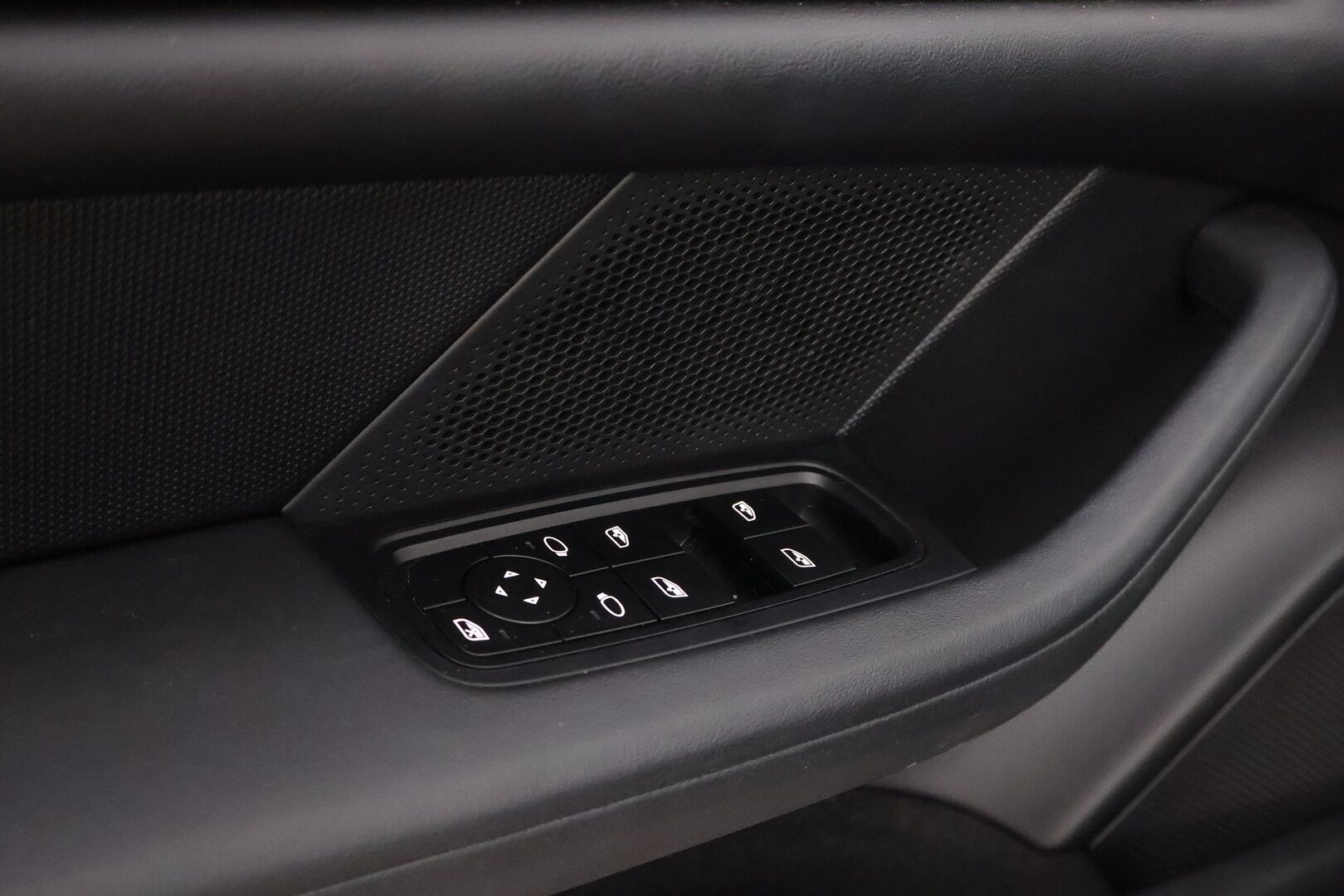 Porsche Taycan 2023 Basic - 2,99 % KORKOTARJOUS TÄHÄN AUTOON - Nahkasisusta / Sähköpenkit / Peruutuskamera / KeyLessGo / Sähköluukku / Navigointi / Merkkihuollot / 2x Renkaat / Näyttävä!