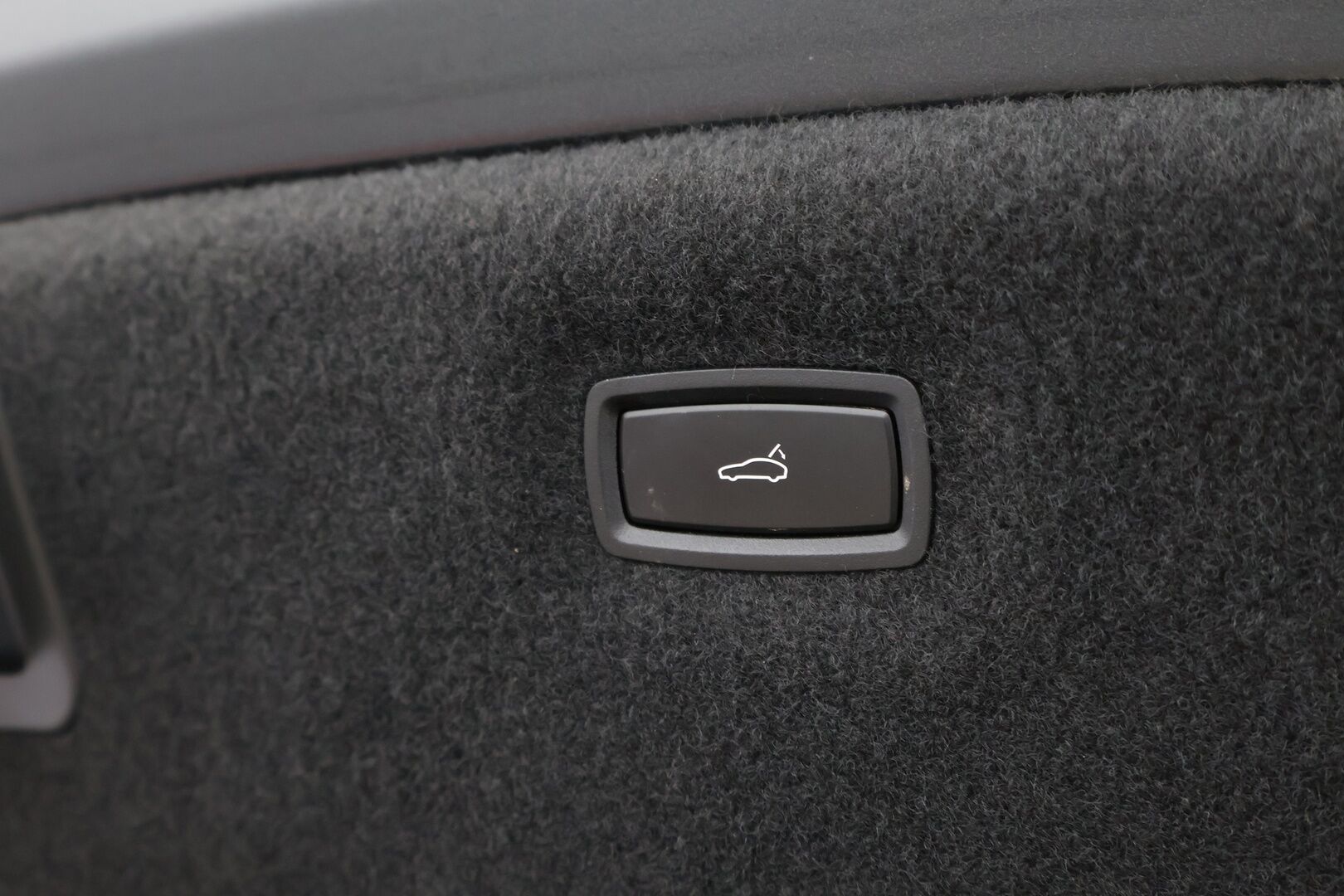 Porsche Taycan 2023 Basic - 2,99 % KORKOTARJOUS TÄHÄN AUTOON - Nahkasisusta / Sähköpenkit / Peruutuskamera / KeyLessGo / Sähköluukku / Navigointi / Merkkihuollot / 2x Renkaat / Näyttävä!