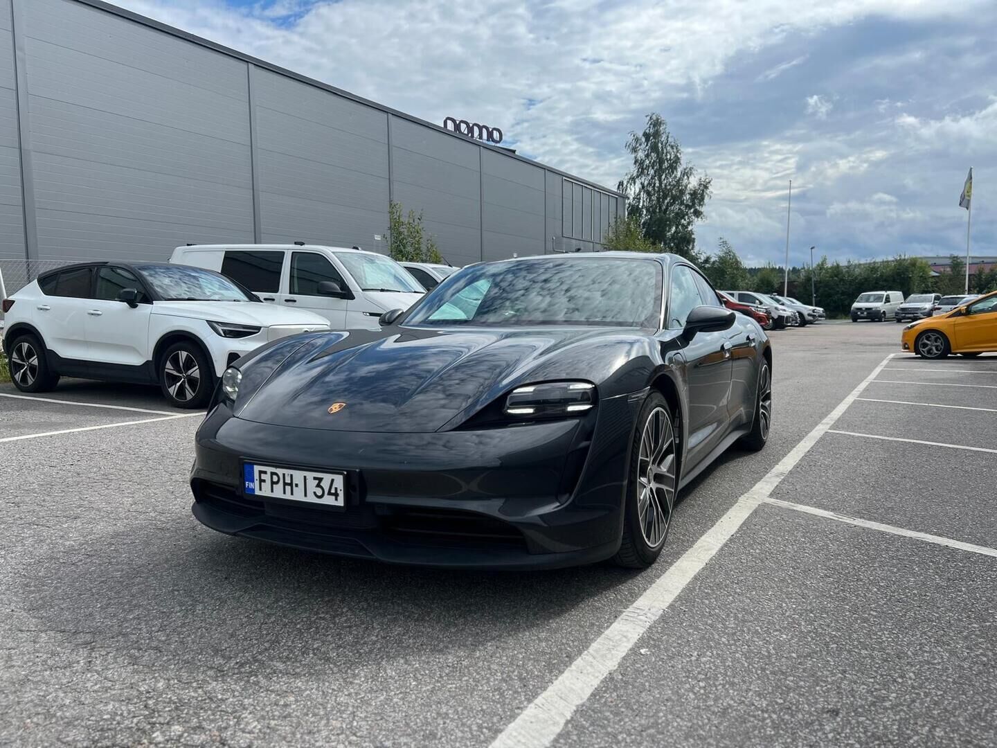 Porsche Taycan 2023 Basic - 2,99 % KORKOTARJOUS TÄHÄN AUTOON - Nahkasisusta / Sähköpenkit / Peruutuskamera / KeyLessGo / Sähköluukku / Navigointi / Merkkihuollot / 2x Renkaat / Näyttävä!