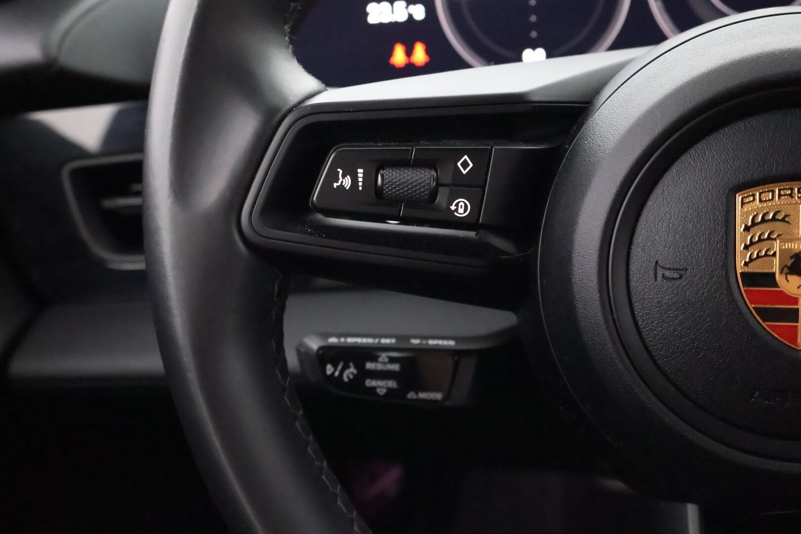 Porsche Taycan 2023 Basic - 2,99 % KORKOTARJOUS TÄHÄN AUTOON - Nahkasisusta / Sähköpenkit / Peruutuskamera / KeyLessGo / Sähköluukku / Navigointi / Merkkihuollot / 2x Renkaat / Näyttävä!