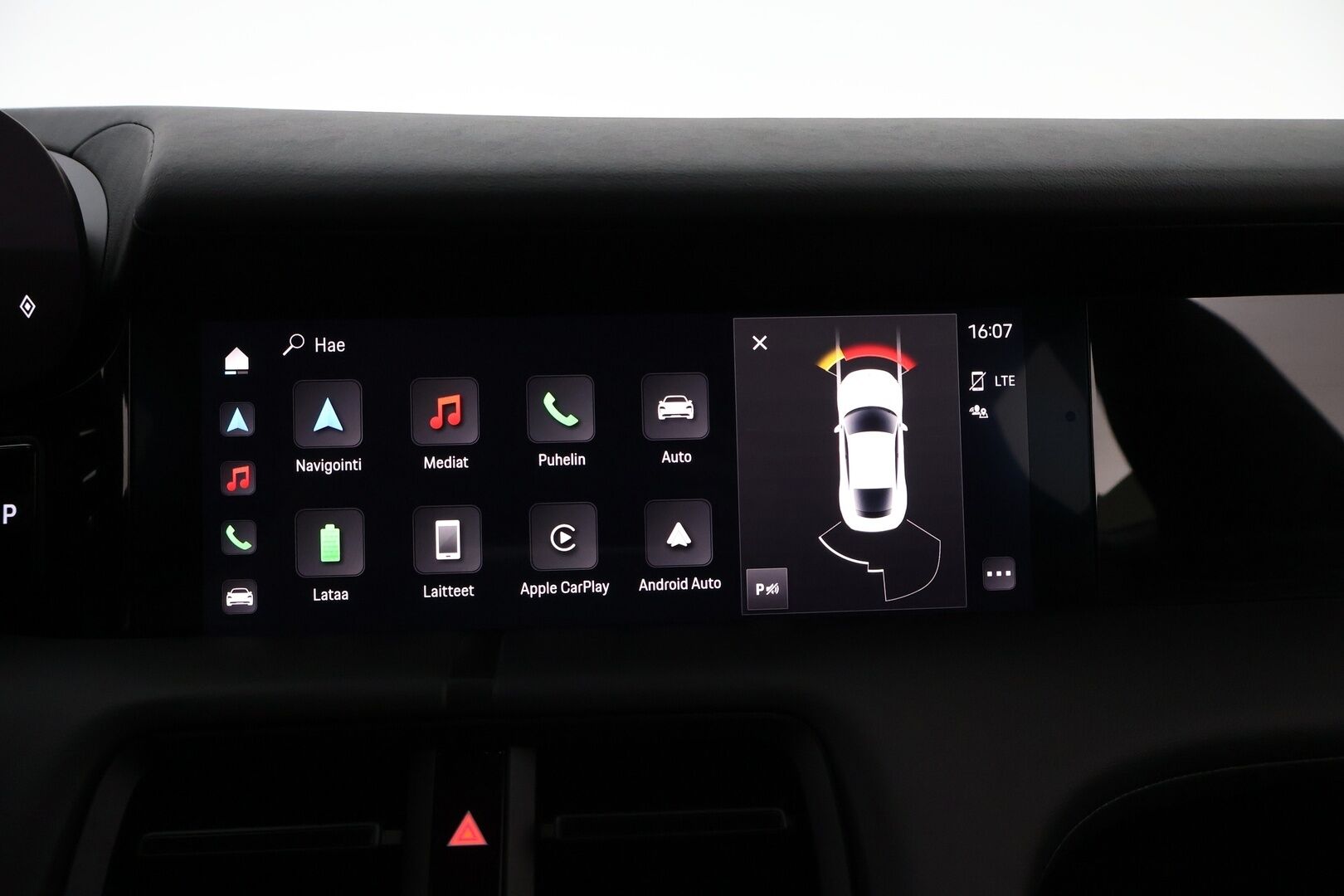 Porsche Taycan 2023 Basic - 2,99 % KORKOTARJOUS TÄHÄN AUTOON - Nahkasisusta / Sähköpenkit / Peruutuskamera / KeyLessGo / Sähköluukku / Navigointi / Merkkihuollot / 2x Renkaat / Näyttävä!