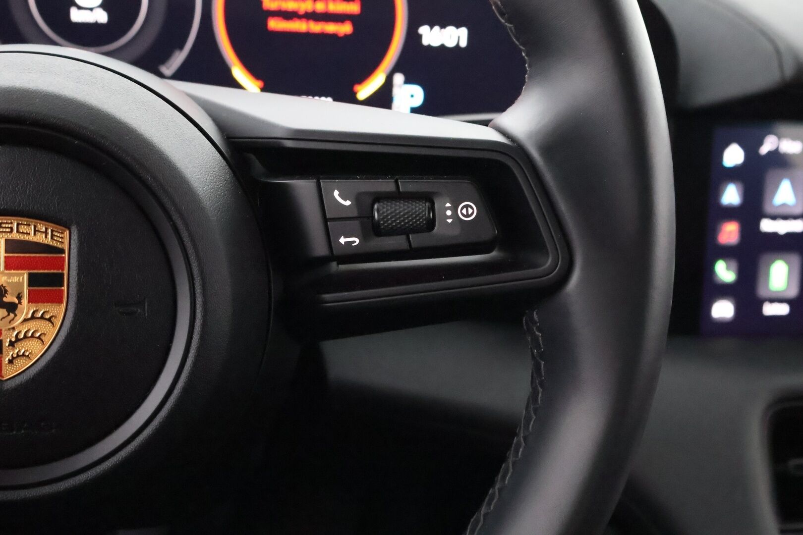 Porsche Taycan 2023 Basic - 2,99 % KORKOTARJOUS TÄHÄN AUTOON - Nahkasisusta / Sähköpenkit / Peruutuskamera / KeyLessGo / Sähköluukku / Navigointi / Merkkihuollot / 2x Renkaat / Näyttävä!