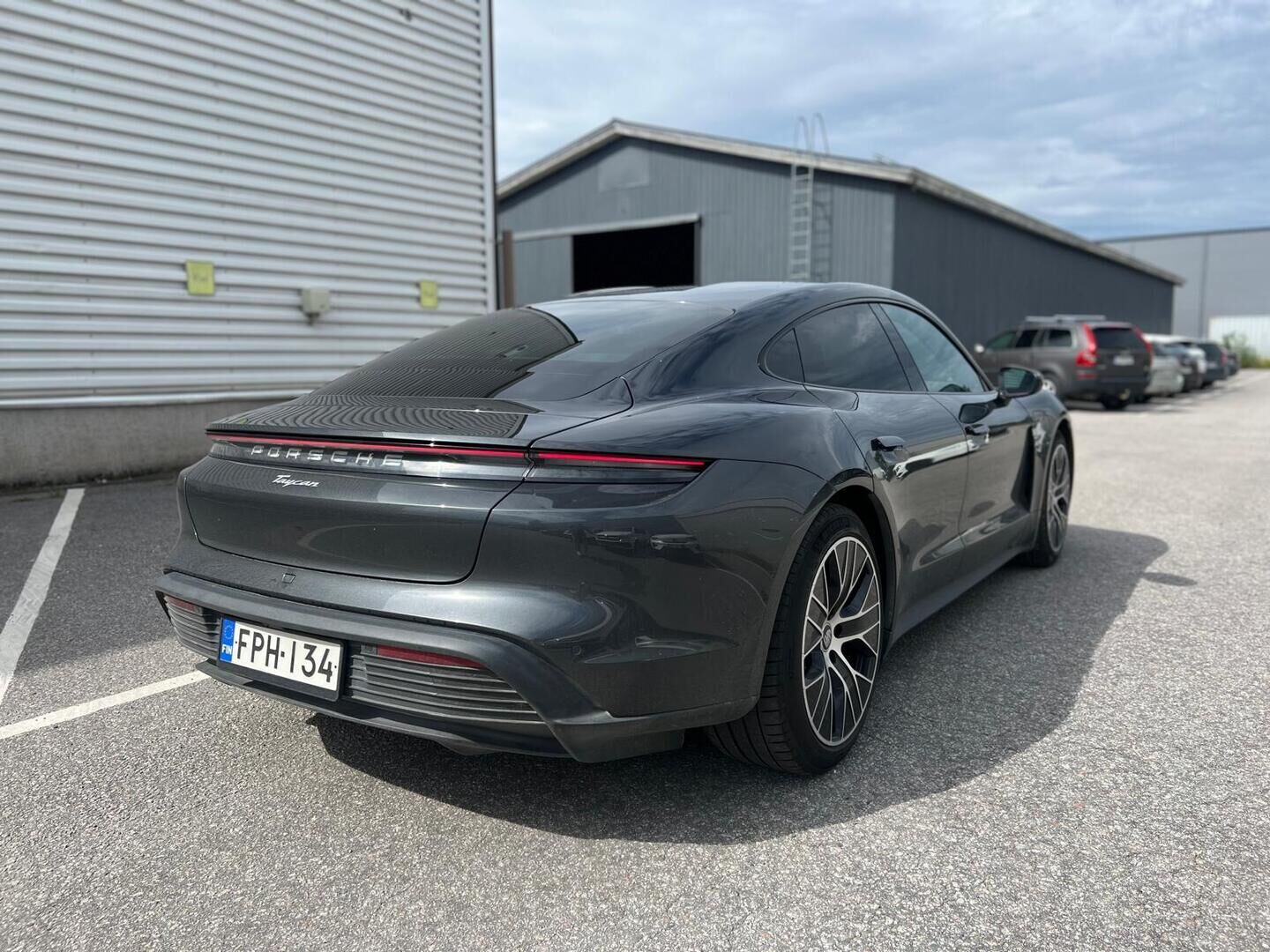 Porsche Taycan 2023 Basic - 2,99 % KORKOTARJOUS TÄHÄN AUTOON - Nahkasisusta / Sähköpenkit / Peruutuskamera / KeyLessGo / Sähköluukku / Navigointi / Merkkihuollot / 2x Renkaat / Näyttävä!