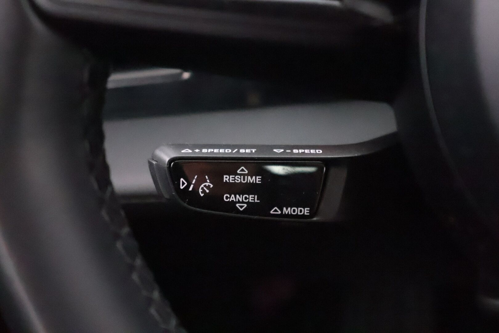 Porsche Taycan 2023 Basic - 2,99 % KORKOTARJOUS TÄHÄN AUTOON - Nahkasisusta / Sähköpenkit / Peruutuskamera / KeyLessGo / Sähköluukku / Navigointi / Merkkihuollot / 2x Renkaat / Näyttävä!