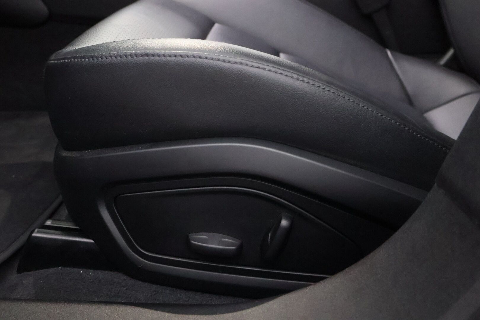 Porsche Taycan 2023 Basic - 2,99 % KORKOTARJOUS TÄHÄN AUTOON - Nahkasisusta / Sähköpenkit / Peruutuskamera / KeyLessGo / Sähköluukku / Navigointi / Merkkihuollot / 2x Renkaat / Näyttävä!