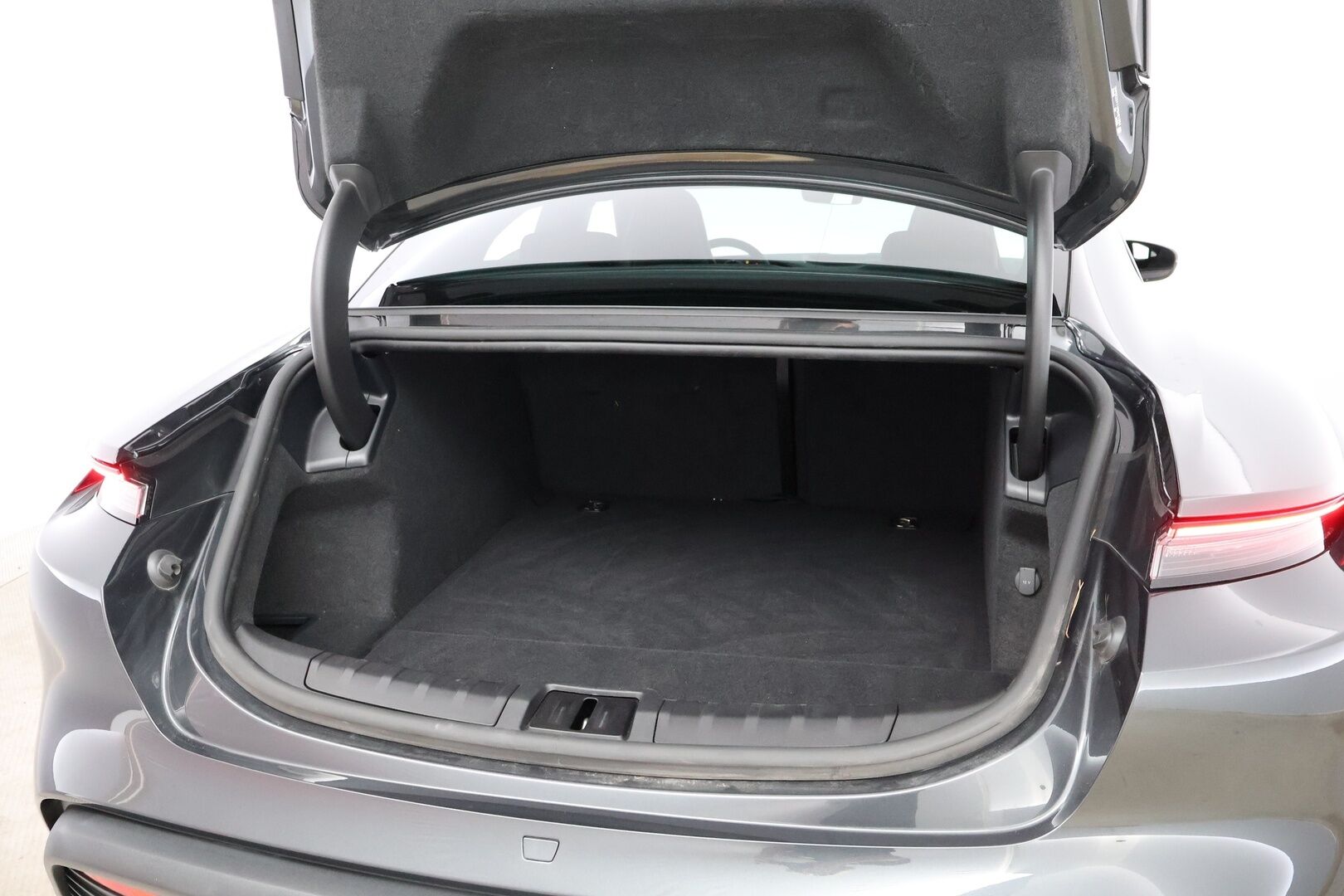 Porsche Taycan 2023 Basic - 2,99 % KORKOTARJOUS TÄHÄN AUTOON - Nahkasisusta / Sähköpenkit / Peruutuskamera / KeyLessGo / Sähköluukku / Navigointi / Merkkihuollot / 2x Renkaat / Näyttävä!