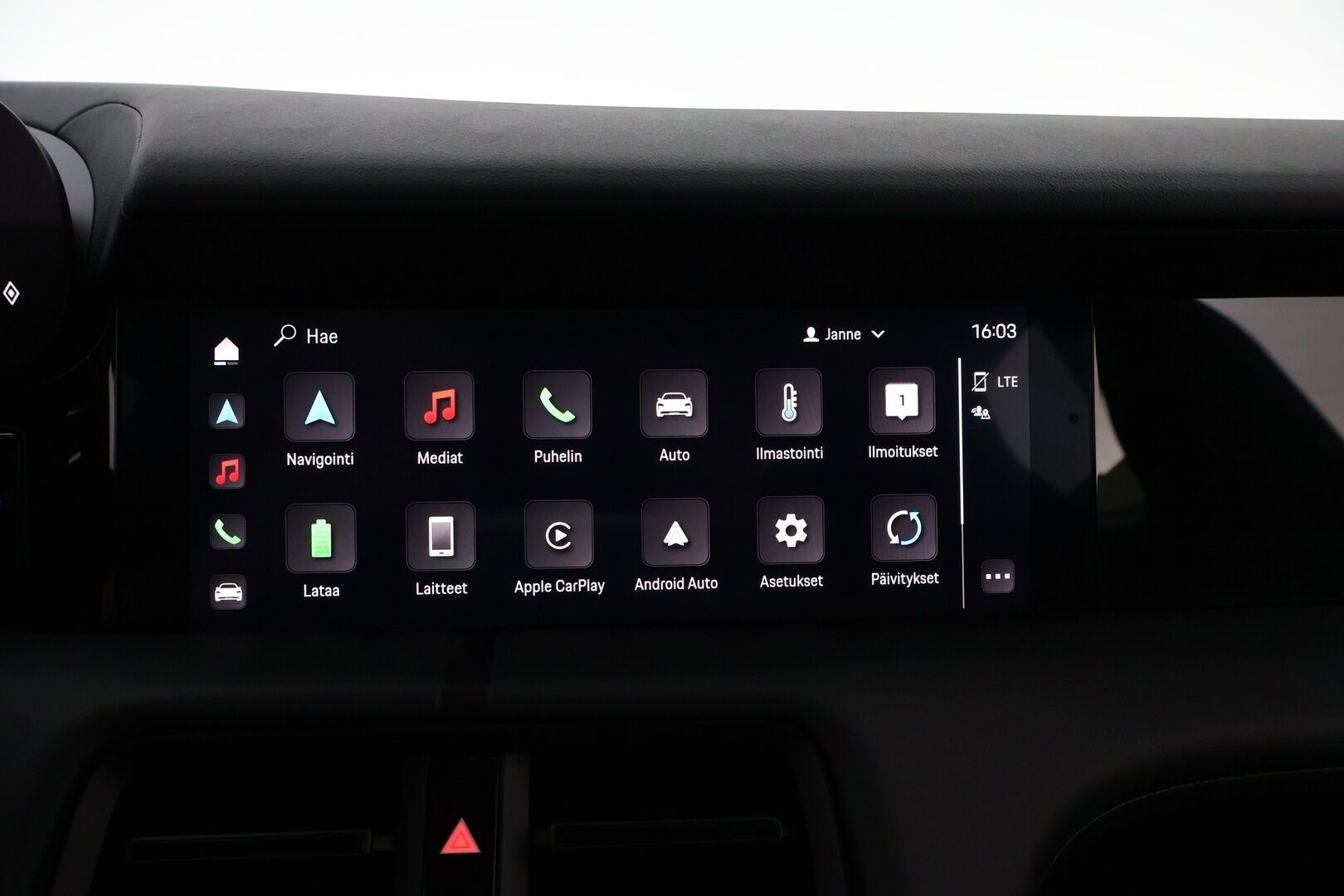 Porsche Taycan 2023 Basic - 2,99 % KORKOTARJOUS TÄHÄN AUTOON - Nahkasisusta / Sähköpenkit / Peruutuskamera / KeyLessGo / Sähköluukku / Navigointi / Merkkihuollot / 2x Renkaat / Näyttävä!