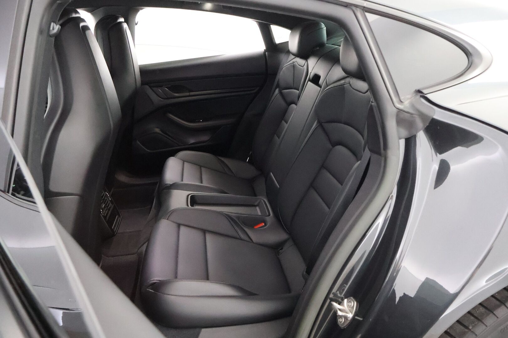 Porsche Taycan 2023 Basic - 2,99 % KORKOTARJOUS TÄHÄN AUTOON - Nahkasisusta / Sähköpenkit / Peruutuskamera / KeyLessGo / Sähköluukku / Navigointi / Merkkihuollot / 2x Renkaat / Näyttävä!