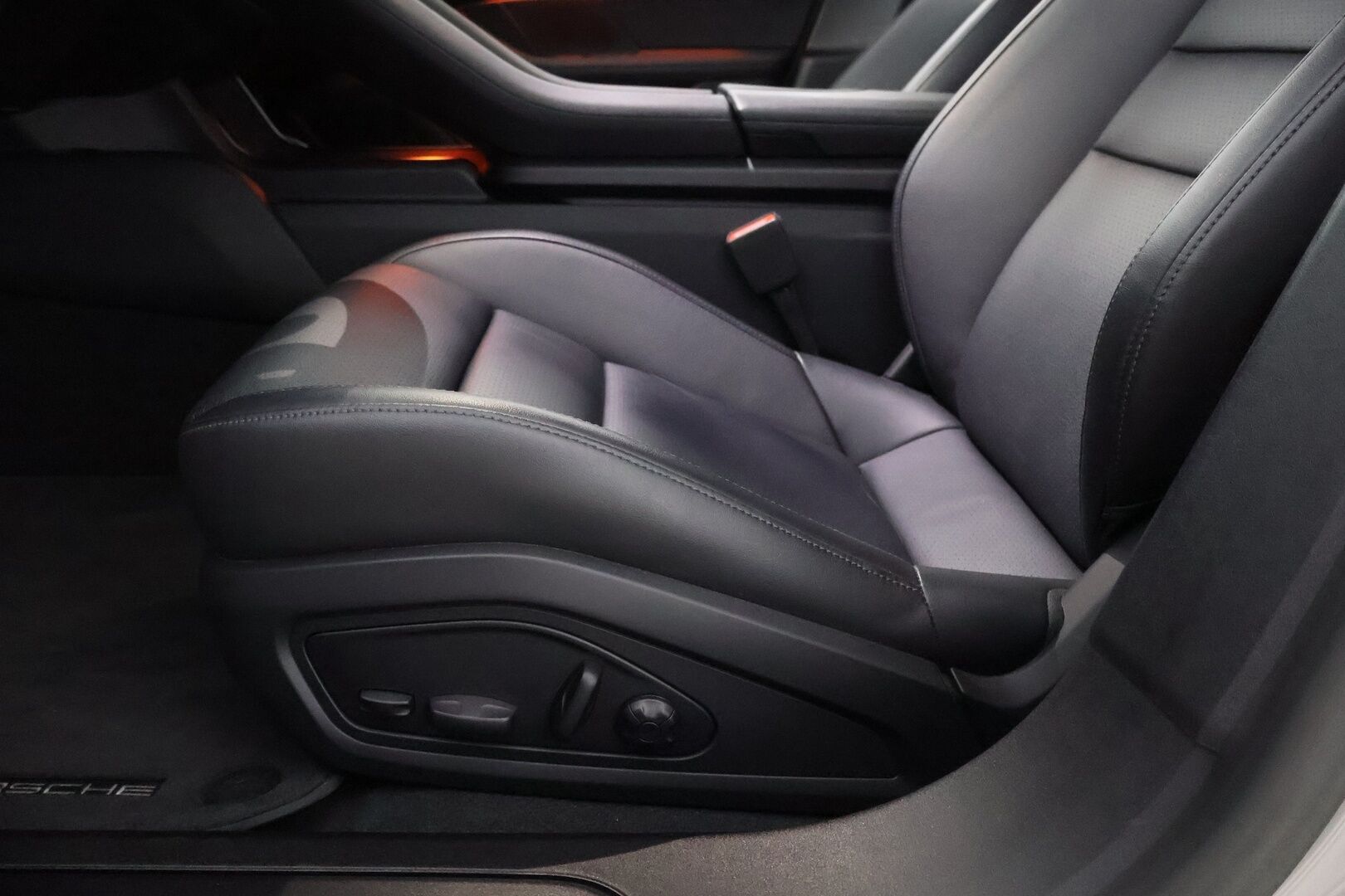Porsche Taycan 2023 4 Cross Turismo - 2,99 % KORKOTARJOUS TÄHÄN AUTOON - Kreide / Lämpöpumppu / Nahkapenkit Muistilla / Lasikatto / Peruutuskamera / Sport Chrono / Adapt.LED / Näyttävä Yksilö!