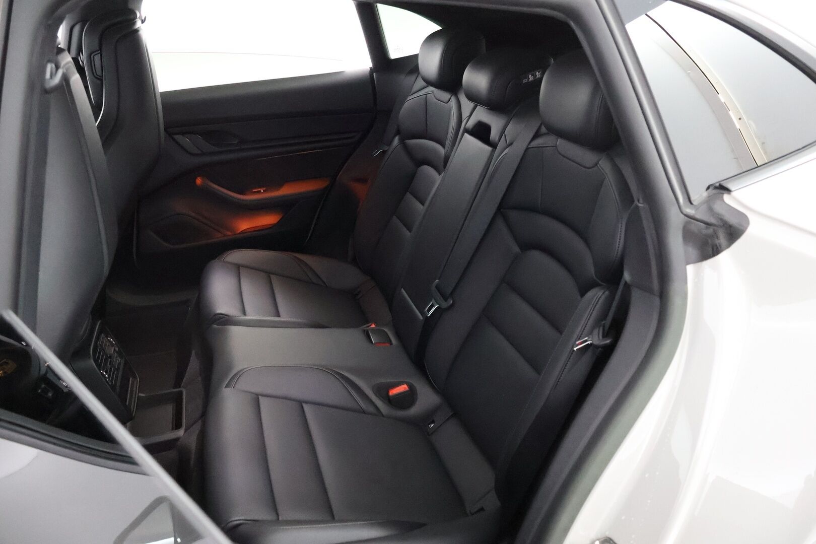 Porsche Taycan 2023 4 Cross Turismo - 2,99 % KORKOTARJOUS TÄHÄN AUTOON - Kreide / Lämpöpumppu / Nahkapenkit Muistilla / Lasikatto / Peruutuskamera / Sport Chrono / Adapt.LED / Näyttävä Yksilö!