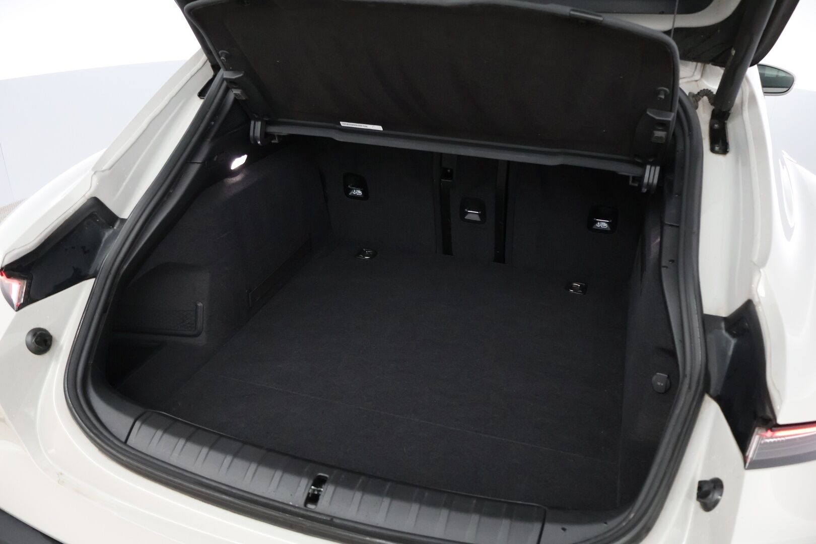 Porsche Taycan 2023 4 Cross Turismo - 2,99 % KORKOTARJOUS TÄHÄN AUTOON - Kreide / Lämpöpumppu / Nahkapenkit Muistilla / Lasikatto / Peruutuskamera / Sport Chrono / Adapt.LED / Näyttävä Yksilö!