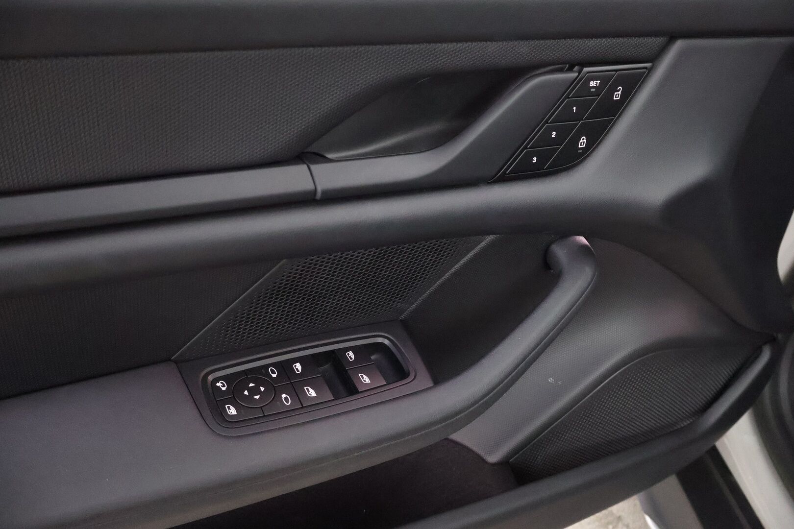 Porsche Taycan 2023 4 Cross Turismo - 2,99 % KORKOTARJOUS TÄHÄN AUTOON - Kreide / Lämpöpumppu / Nahkapenkit Muistilla / Lasikatto / Peruutuskamera / Sport Chrono / Adapt.LED / Näyttävä Yksilö!