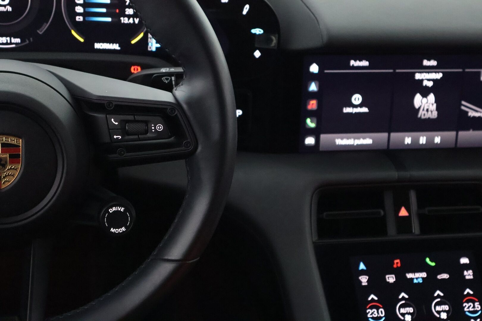 Porsche Taycan 2023 4 Cross Turismo - 2,99 % KORKOTARJOUS TÄHÄN AUTOON - Kreide / Lämpöpumppu / Nahkapenkit Muistilla / Lasikatto / Peruutuskamera / Sport Chrono / Adapt.LED / Näyttävä Yksilö!