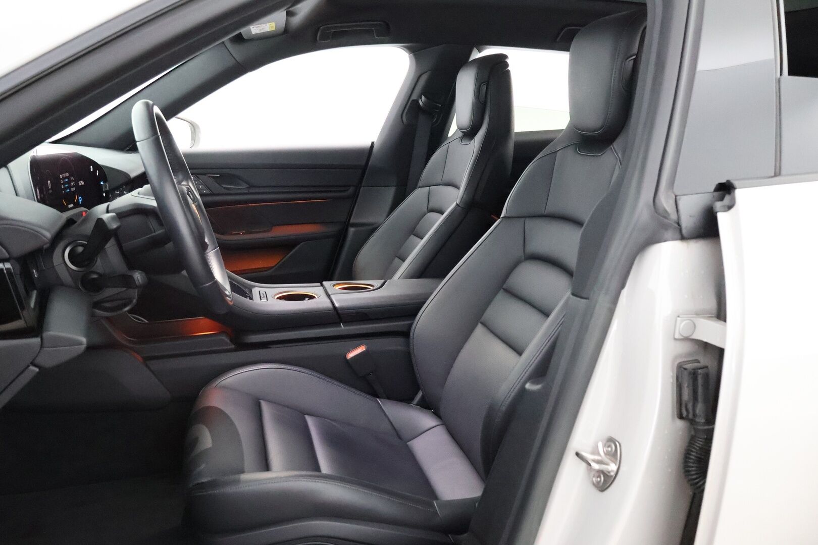 Porsche Taycan 2023 4 Cross Turismo - 2,99 % KORKOTARJOUS TÄHÄN AUTOON - Kreide / Lämpöpumppu / Nahkapenkit Muistilla / Lasikatto / Peruutuskamera / Sport Chrono / Adapt.LED / Näyttävä Yksilö!
