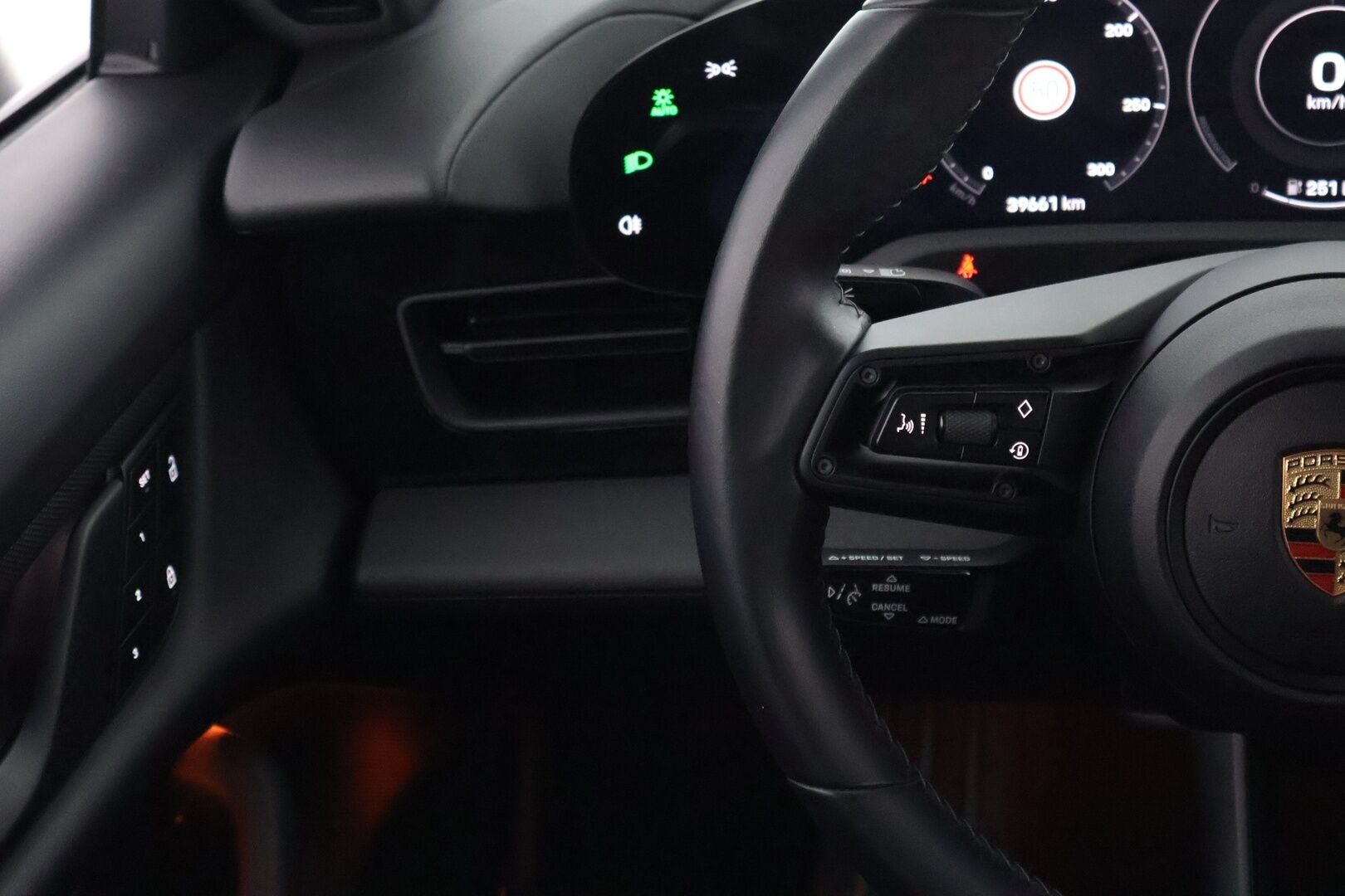 Porsche Taycan 2023 4 Cross Turismo - 2,99 % KORKOTARJOUS TÄHÄN AUTOON - Kreide / Lämpöpumppu / Nahkapenkit Muistilla / Lasikatto / Peruutuskamera / Sport Chrono / Adapt.LED / Näyttävä Yksilö!