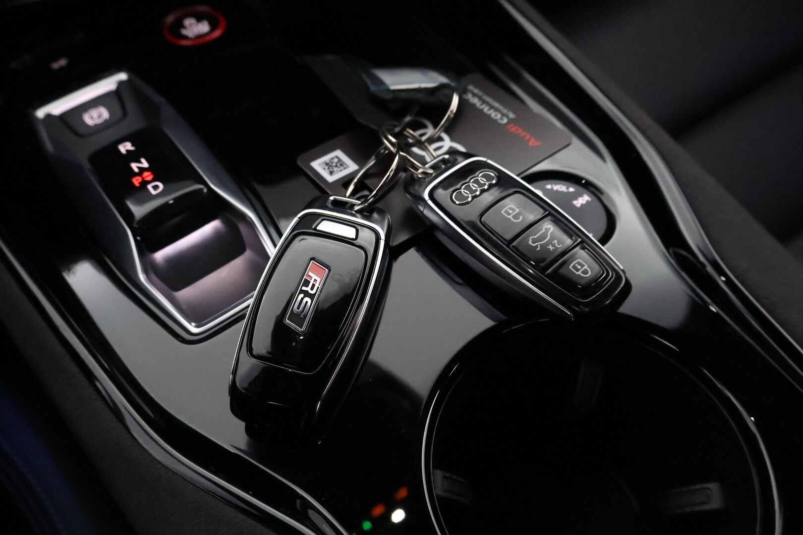 Audi e-tron GT RS 2022 quattro - 2,99 % KORKOTARJOUS TÄHÄN AUTOON - Hiilikuitu-paketti / 3D Bang&Olufsen / Hierovat ja ilmastoidut istuimet / ACC / 360° / Matrix / Ilma-alusta / Nelipyöräohjaus / 