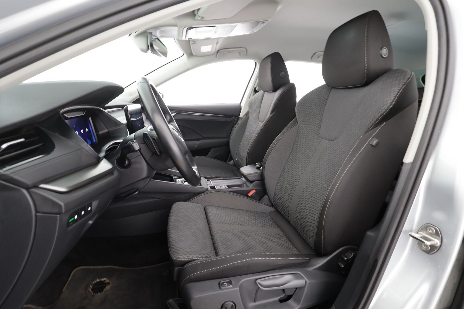 Skoda Octavia 2023 Combi 2.0 TDI 150 4x4 Ambition DSG * Webasto / Hierovat penkit / Koukku / Vakkari / P.tutkat / KeylessGo / LED * - 1.Om Suomi-auto / Kahdet renkaat aluvanteilla / Merkkihuollettu