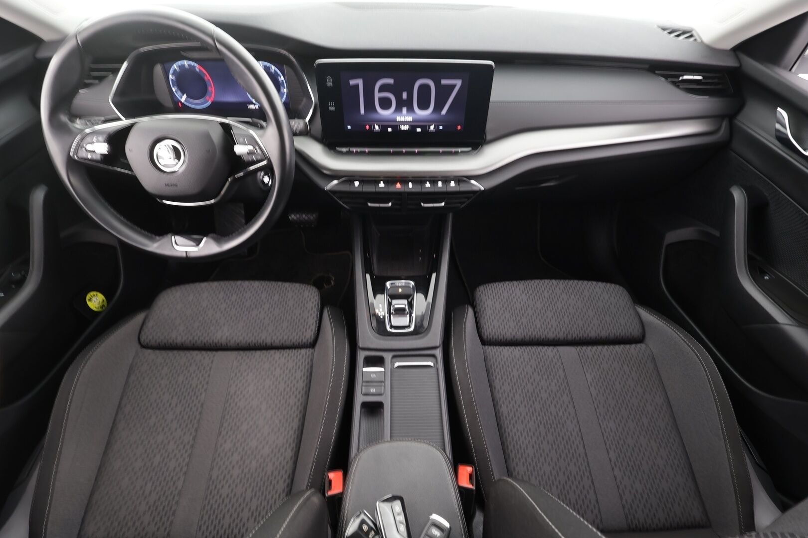 Skoda Octavia 2023 Combi 2.0 TDI 150 4x4 Ambition DSG * Webasto / Hierovat penkit / Koukku / Vakkari / P.tutkat / KeylessGo / LED * - 1.Om Suomi-auto / Kahdet renkaat aluvanteilla / Merkkihuollettu - HULLUT AVAJAISHULINAT KORKOTARJOUS 3,29 %