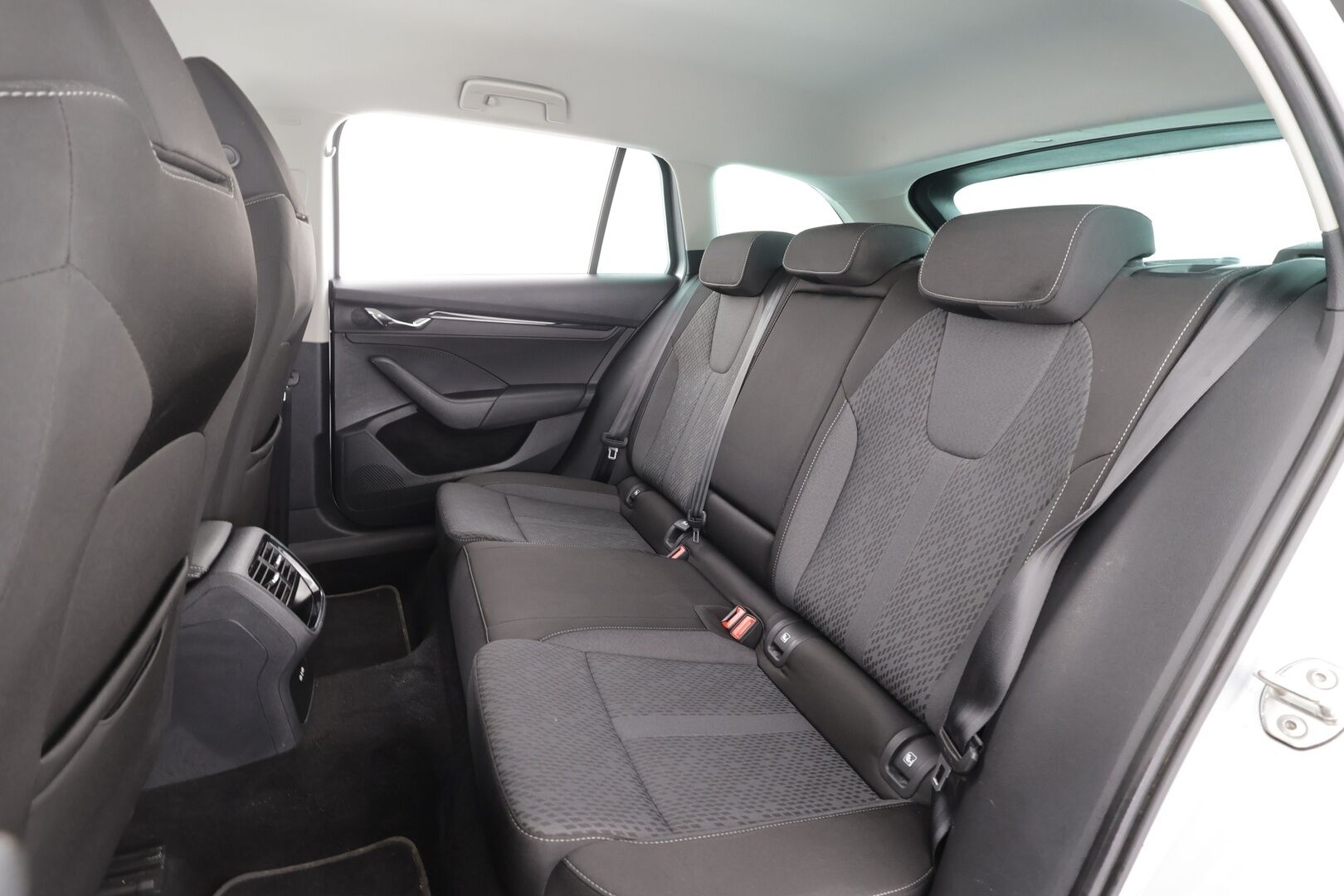 Skoda Octavia 2023 Combi 2.0 TDI 150 4x4 Ambition DSG * Webasto / Hierovat penkit / Koukku / Vakkari / P.tutkat / KeylessGo / LED * - 1.Om Suomi-auto / Kahdet renkaat aluvanteilla / Merkkihuollettu