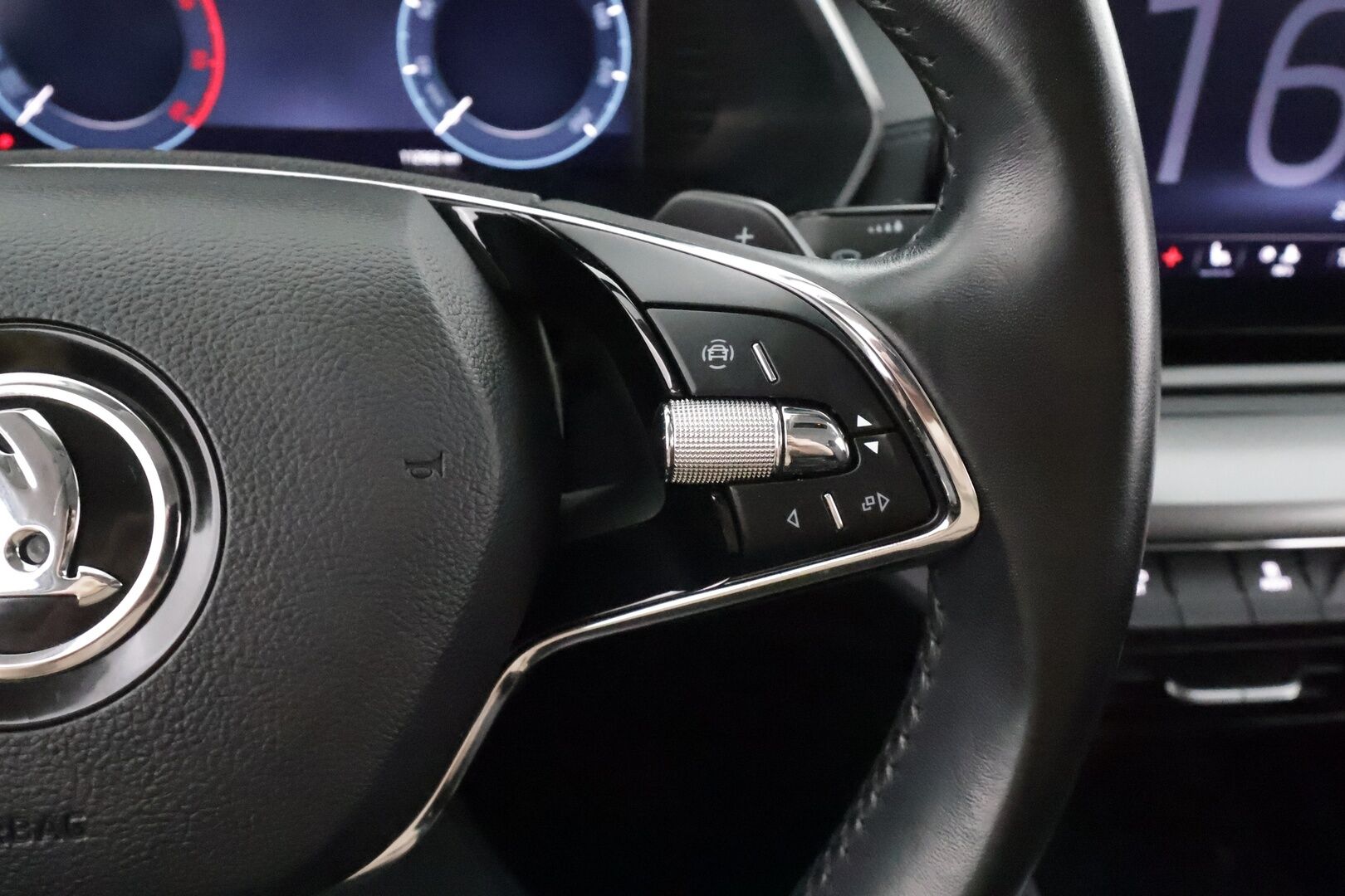 Skoda Octavia 2023 Combi 2.0 TDI 150 4x4 Ambition DSG * Webasto / Hierovat penkit / Koukku / Vakkari / P.tutkat / KeylessGo / LED * - 1.Om Suomi-auto / Kahdet renkaat aluvanteilla / Merkkihuollettu