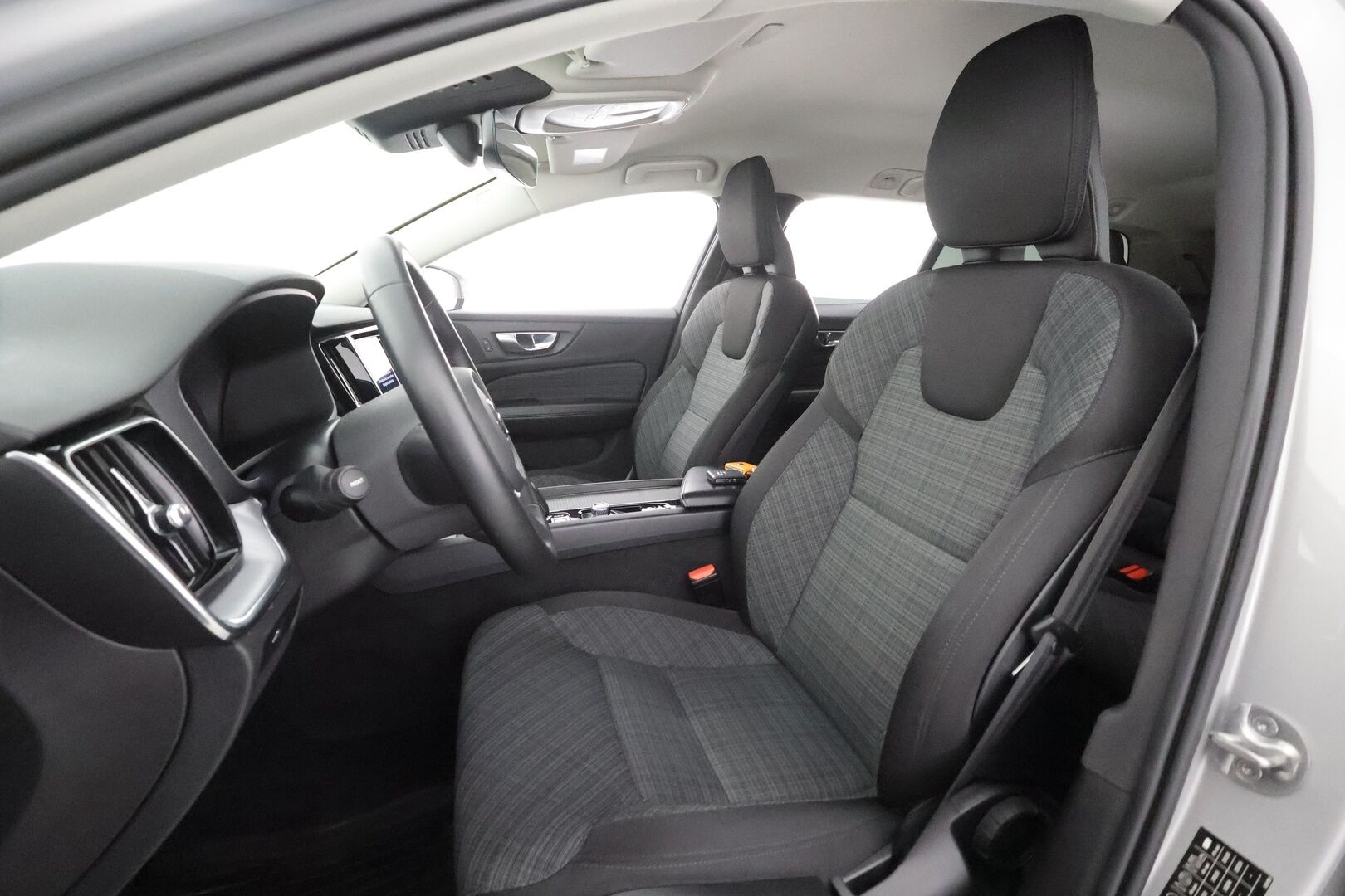Volvo V60 2023 B3 MHEV Business Core DCT aut - | ACC | Webasto | P.Kamera | BLIS | LED | Navi | Facelift | Keyless | Ratinlämmitin | Sähköluukku | Suomi-auto | Kahdet renkaat aluvanteilla | Merkkihuollettu |