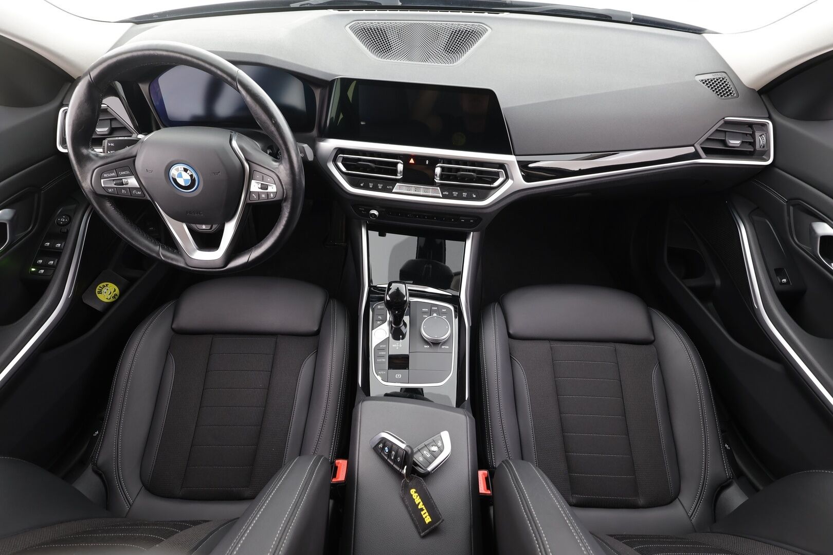 BMW 320 2022 G21 Touring 320e xDrive A Charged Edition Sport - | Vakkari | Lisälämmitin | Akkukäyttöinen | LED | P.Kamera | Ratinlämmitys | Sporttipenkit | Apple&Android | 1.Om Suomi-auto | Kahdet Renkaat |