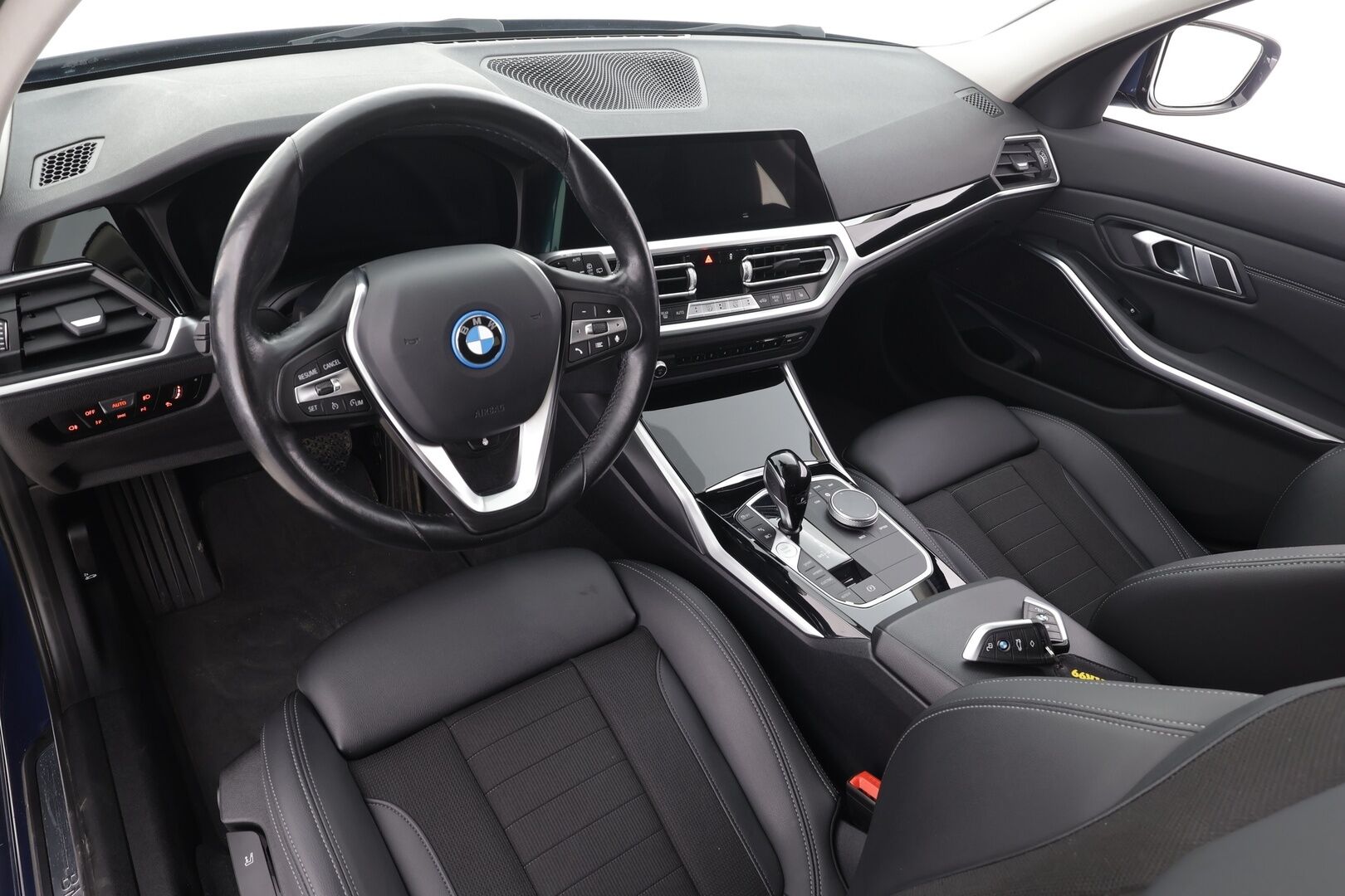 BMW 320 2022 G21 Touring 320e xDrive A Charged Edition Sport - | Vakkari | Lisälämmitin | Akkukäyttöinen | LED | P.Kamera | Ratinlämmitys | Sporttipenkit | Apple&Android | 1.Om Suomi-auto | Kahdet Renkaat |