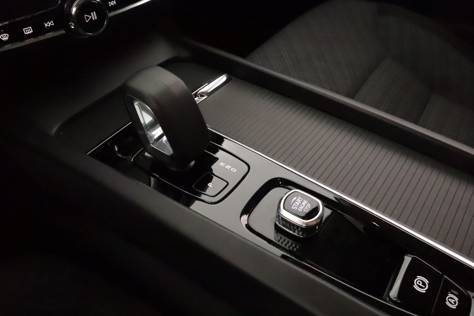 Volvo V60 2023 B3 MHEV Business Core DCT aut **Pa-lisälämmitin / Koukku / Adapt.Vakkari / P.kamera / Kaistavahti / Navi / Keyless** - 1-om Suomi-auto / Kahdet Renkaat