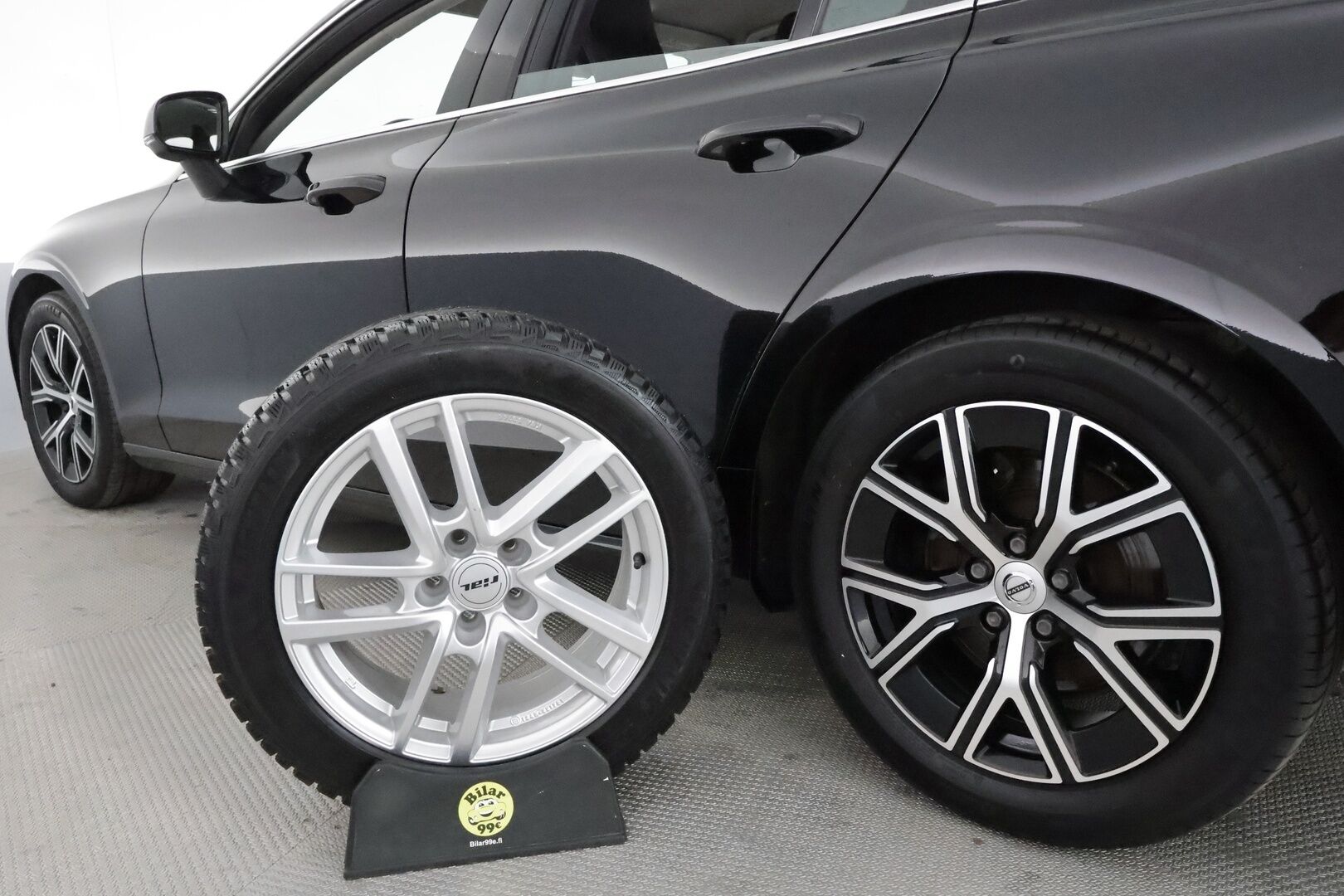 Volvo V60 2023 B3 MHEV Business Core DCT aut **Pa-lisälämmitin / Koukku / Adapt.Vakkari / P.kamera / Kaistavahti / Navi / Keyless** - 3,99 % KORKOTARJOUS TÄHÄN AUTOON - 1-om Suomi-auto / Kahdet Renkaat