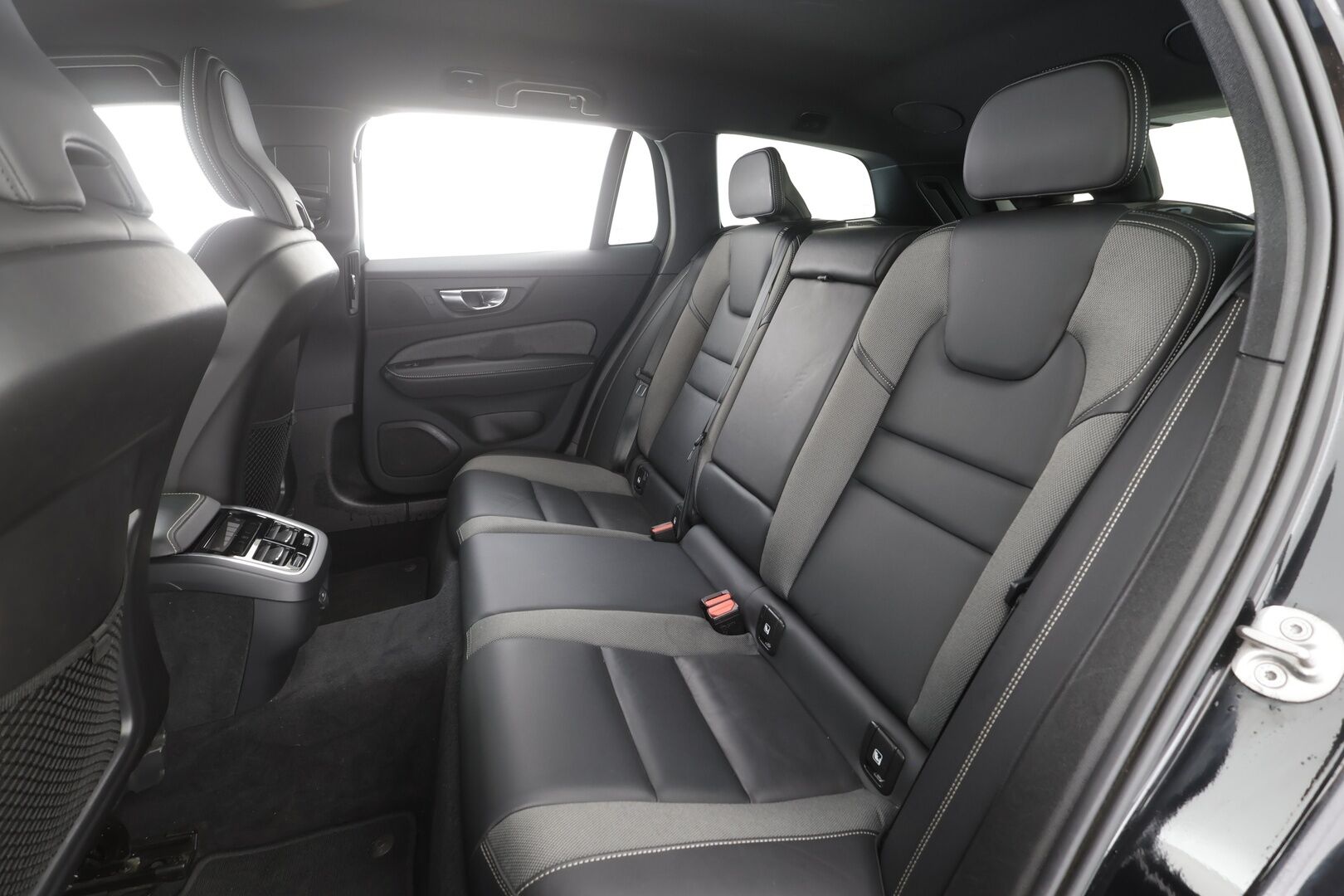 Volvo V60 2023 B4 MHEV Business Plus Dark DCT aut - ACC | Webasto | Full-LED | H/K | Muistipenkit | P.Kamera | Puolinahat | Keyless | Apple&Android | 1.Om Suomi-auto | Kahdet Renkaat | Merkkihuollettu
