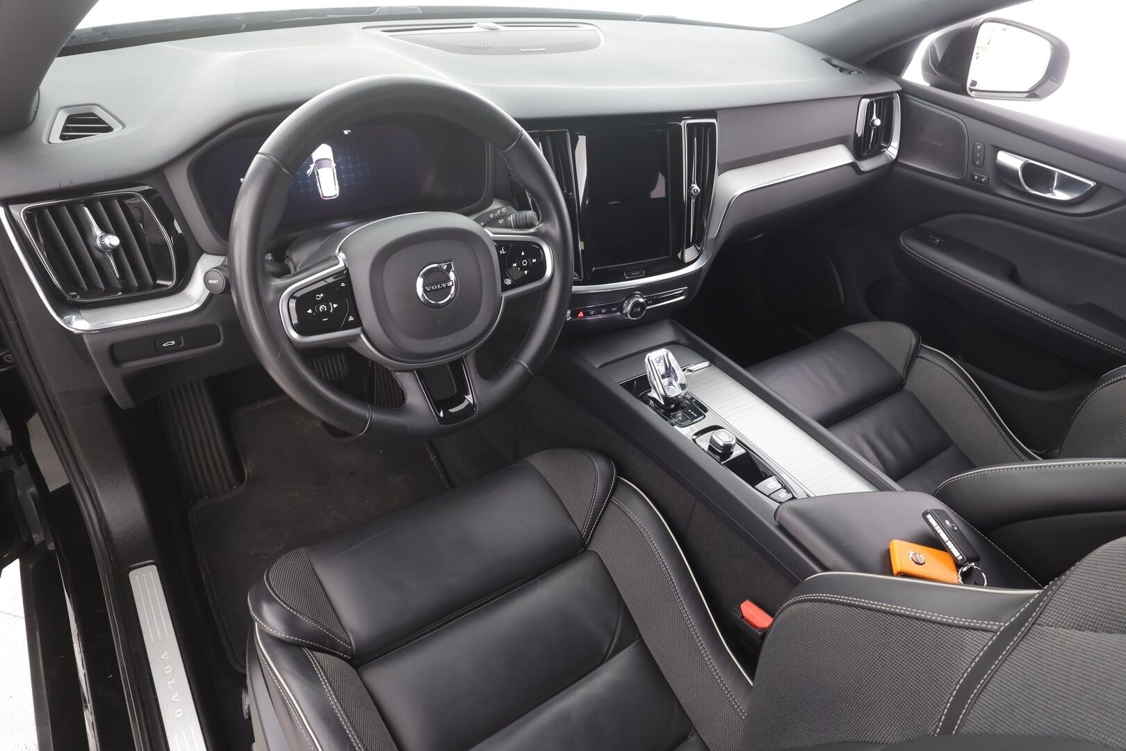 Volvo V60 2023 B4 MHEV Business Plus Dark DCT aut - | ACC | Webasto | Full-LED | H/K | Muistipenkit | P.Kamera | Puolinahat | Keyless | Apple&Android | 1.Om Suomi-auto | Kahdet Renkaat | Merkkihuollettu |