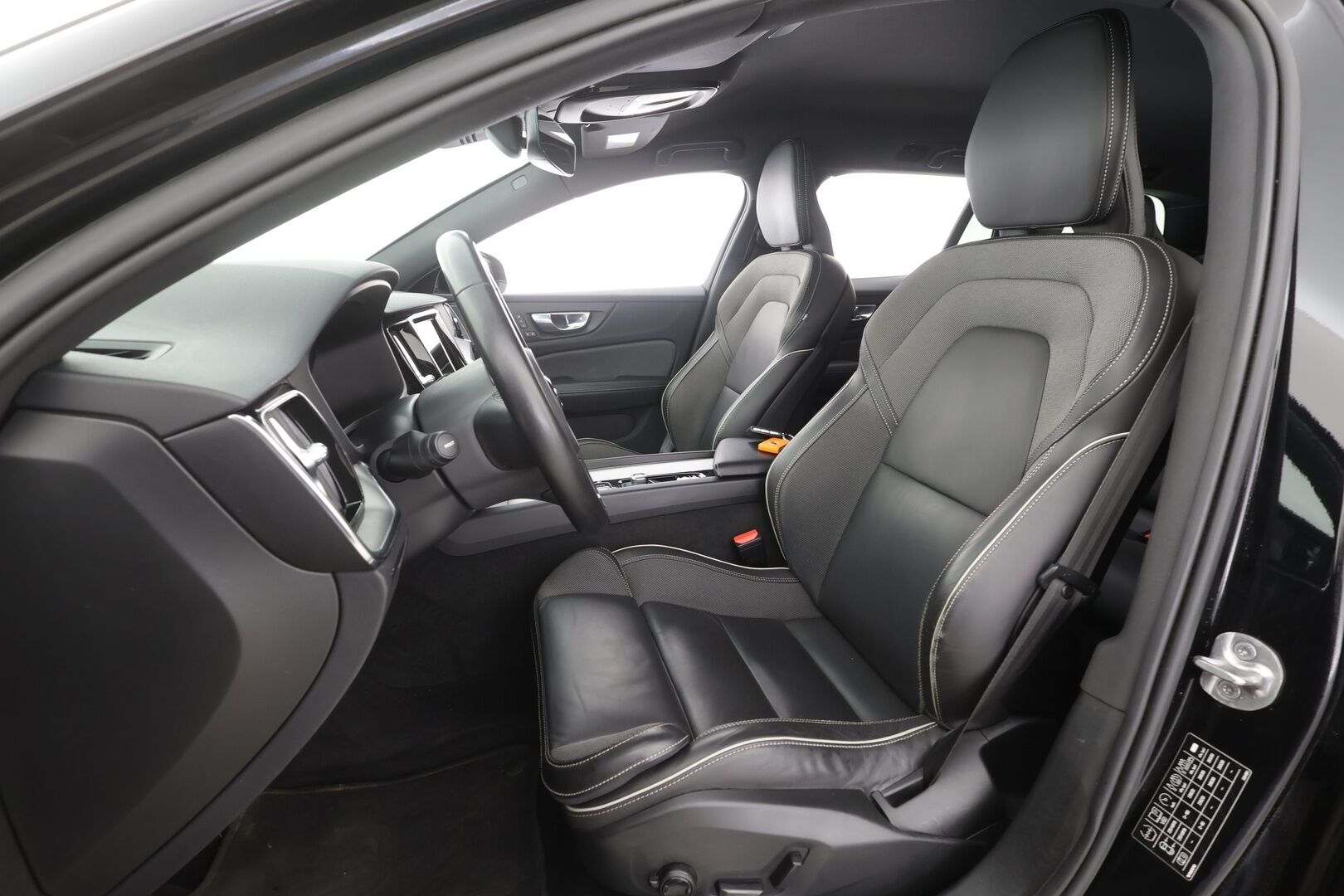 Volvo V60 2023 B4 MHEV Business Plus Dark DCT aut - | ACC | Webasto | Full-LED | H/K | Muistipenkit | P.Kamera | Puolinahat | Keyless | Apple&Android | 1.Om Suomi-auto | Kahdet Renkaat | Merkkihuollettu |
